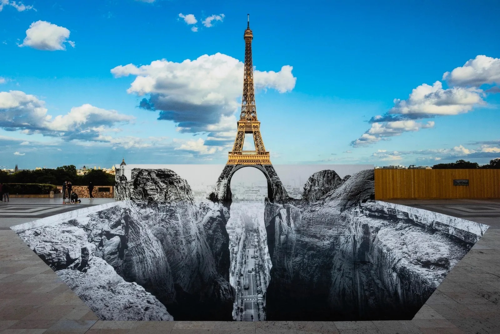 JR (Né en 1983) Trompe l’œil, les falaises du Trocadéro, 25 mai 2021, 22h18,Paris, France, 2021