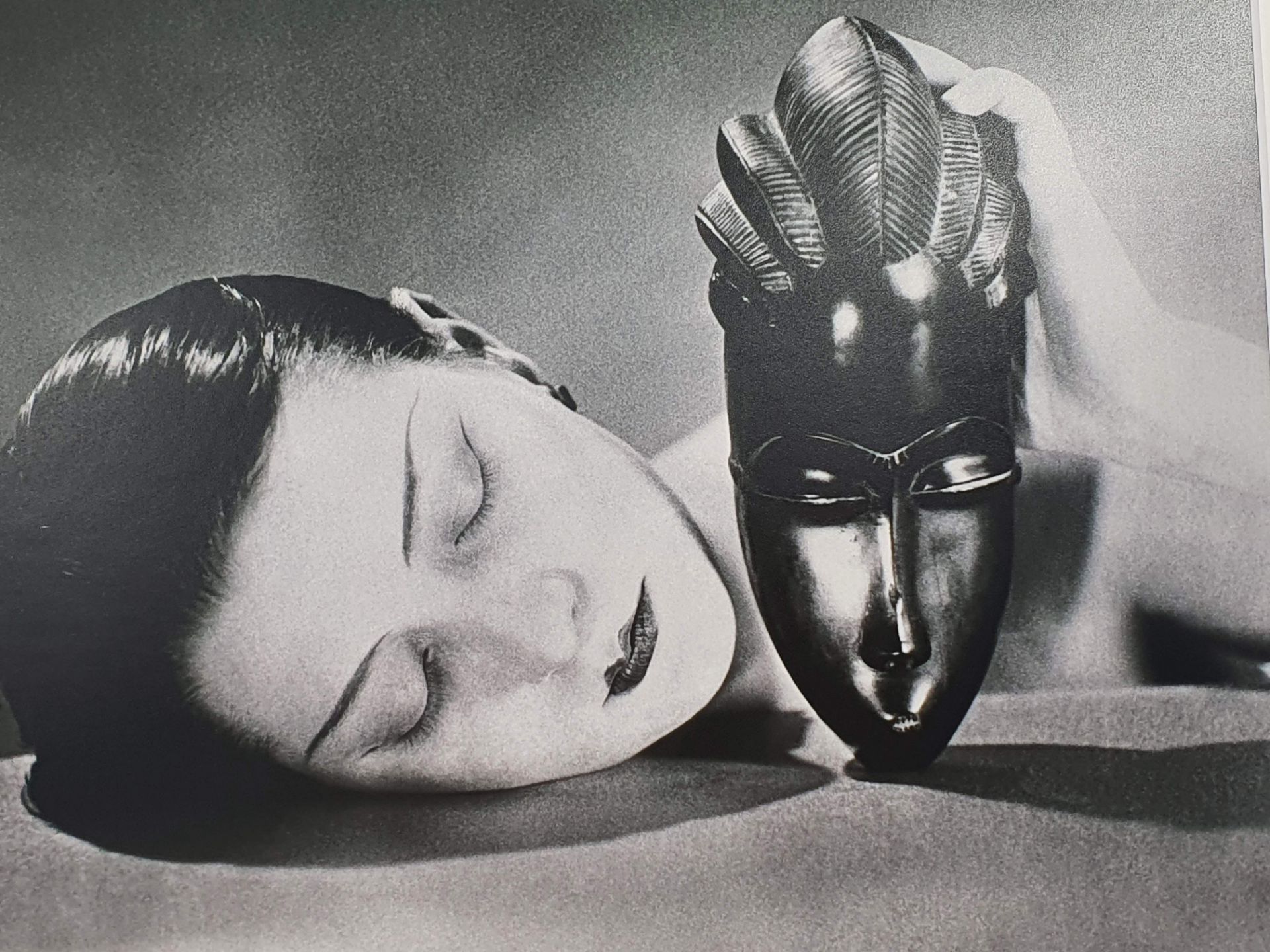 MAN RAY (Emmanuel Radnitsky, dit, 1890-1976) Noire et Blanche, d’après l’original de 1926 - Image 5 of 5