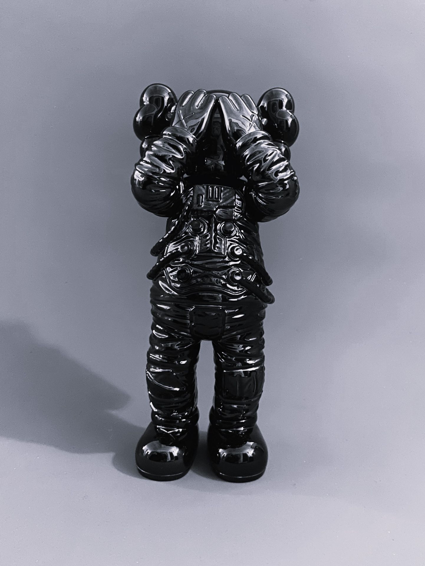 KAWS (Américain - Né en 1974) (D’Après)  Holiday Space (Silver Black) 