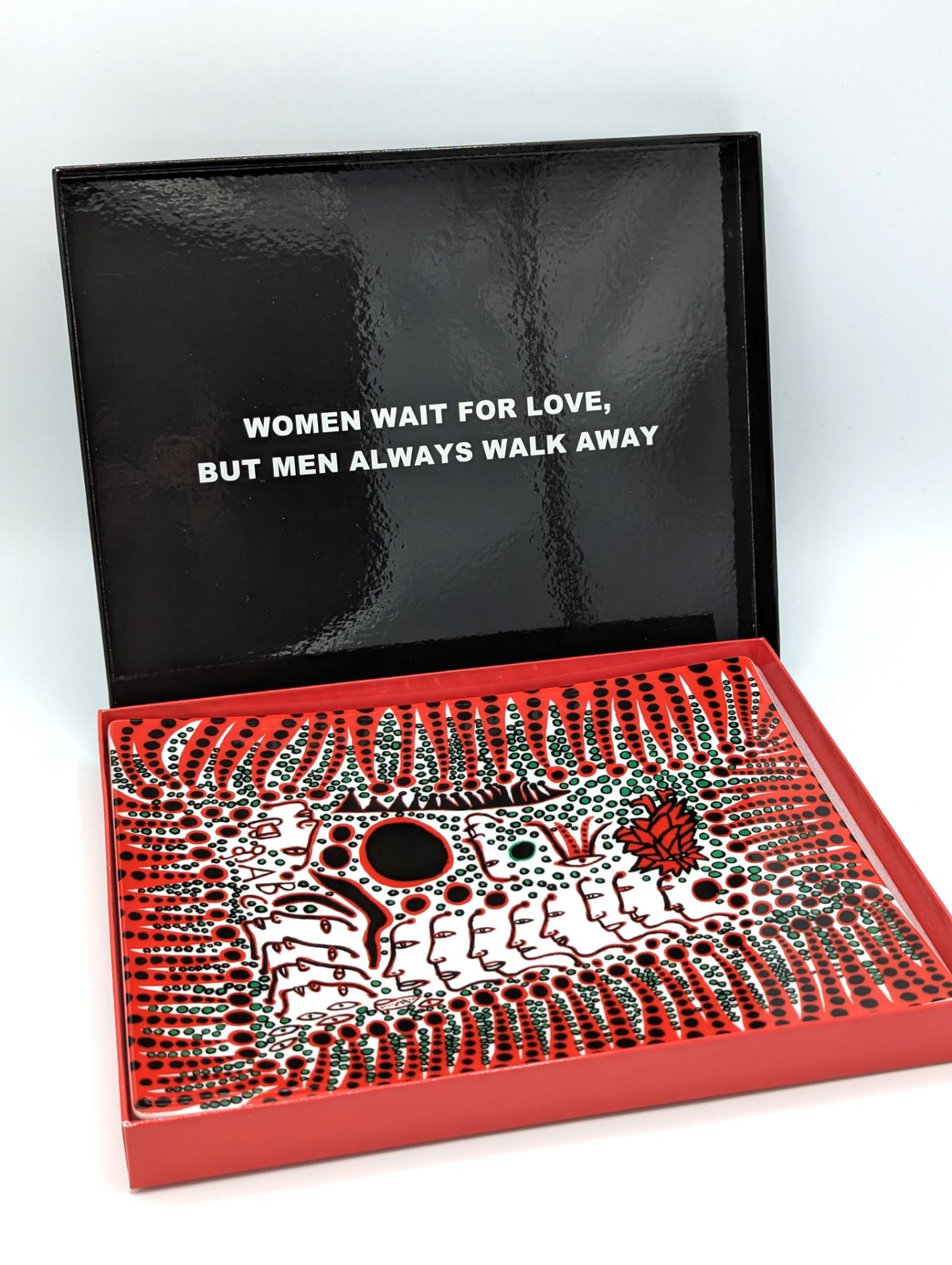 Yayoi KUSAMA Les femmes attendent l'amour, mais les hommes s'éloignent toujours - Image 7 of 8