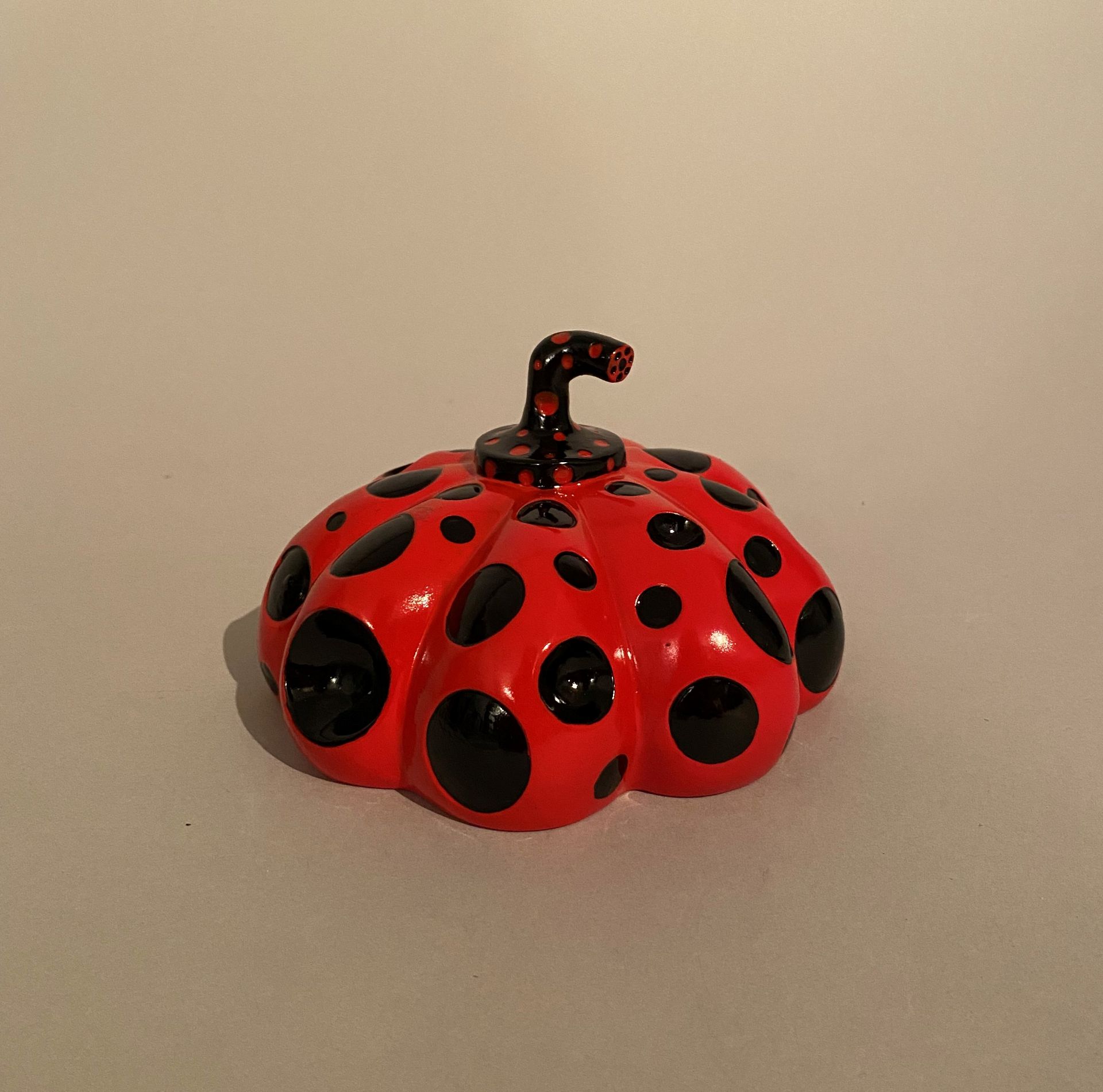 Yayoi KUSAMA (Né en 1929) D’après  Naoshima Pumpkin Red & Black 