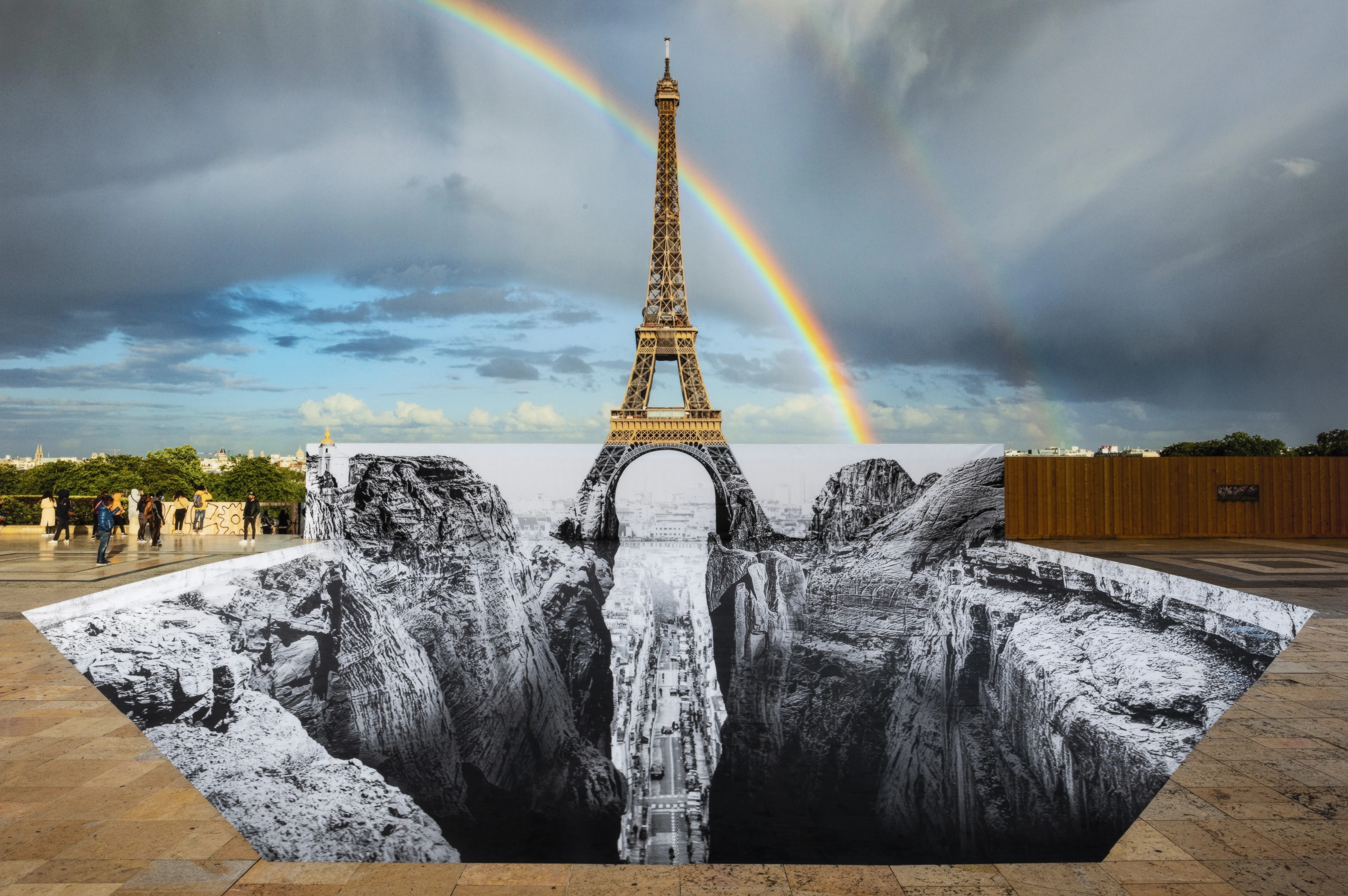 JR (Né en 1983) Trompe l’œil, les falaises du Trocadéro, 18 mai 2021, 19h58, Paris, France, 2021