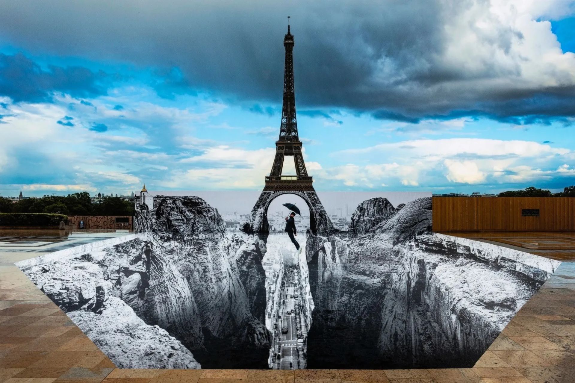 JR (Né en 1983) Trompe l’œil, les falaises du Trocadéro, 19 mai 2021, 19h57, Paris, France, 2021