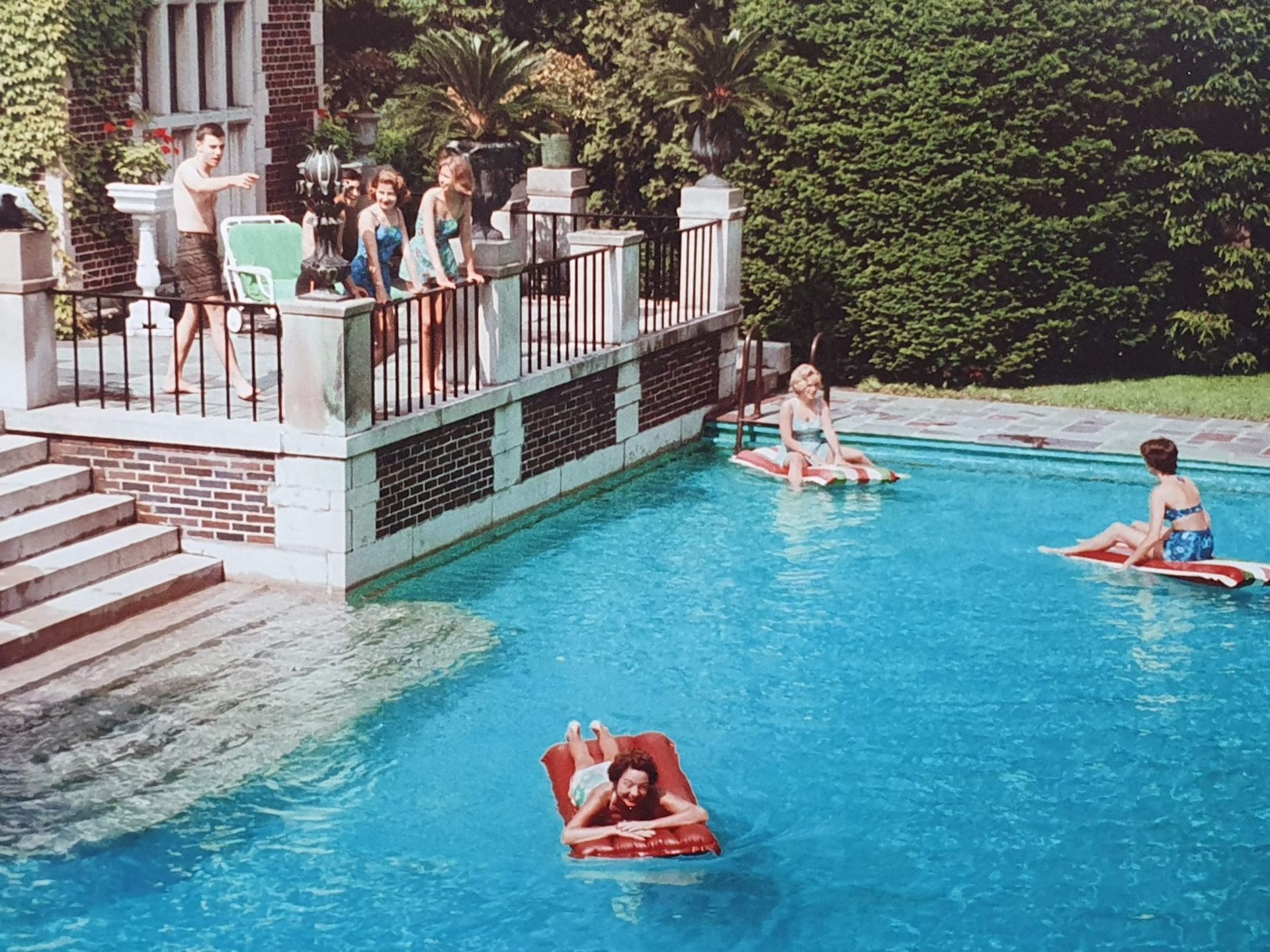 Slim AARONS (1916-2006)  Family Pool  - Bild 6 aus 8