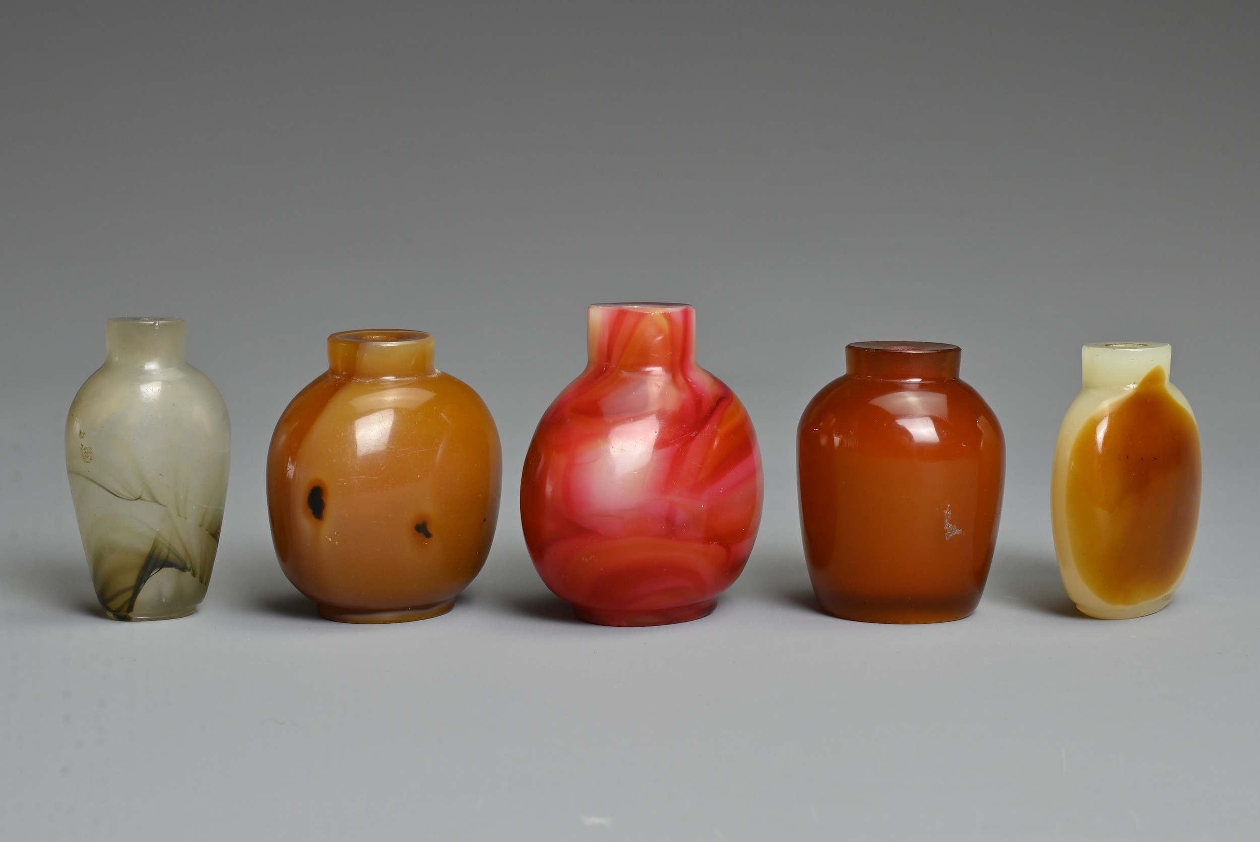 FIVE CHINESE GLASS SNUFF BOTTLES. Each of varied coloured glass of different forms. Approx. 5. - Image 3 of 5