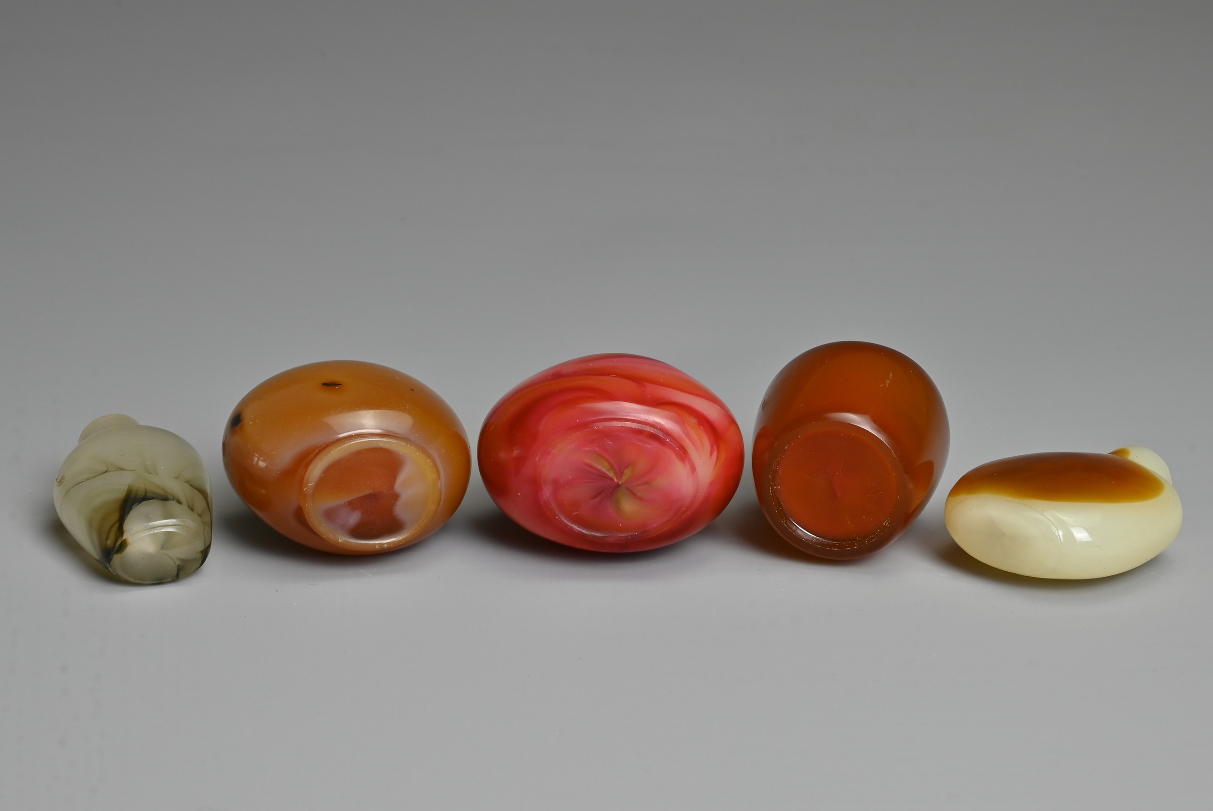FIVE CHINESE GLASS SNUFF BOTTLES. Each of varied coloured glass of different forms. Approx. 5. - Image 5 of 5