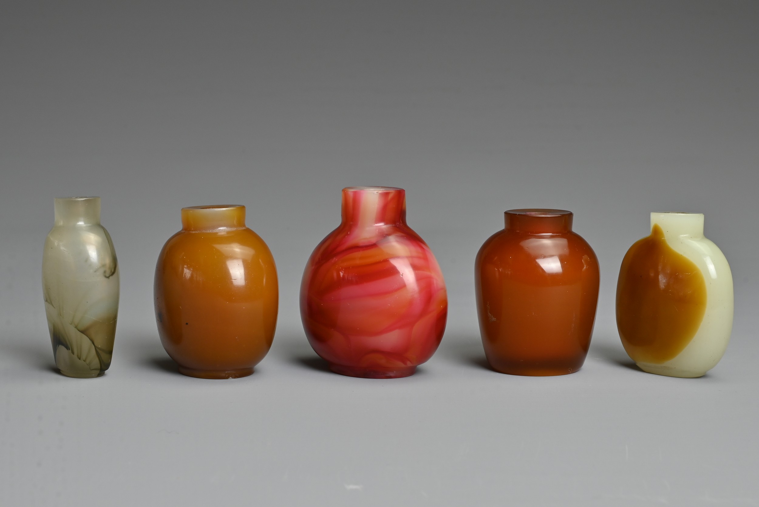 FIVE CHINESE GLASS SNUFF BOTTLES. Each of varied coloured glass of different forms. Approx. 5. - Image 4 of 5