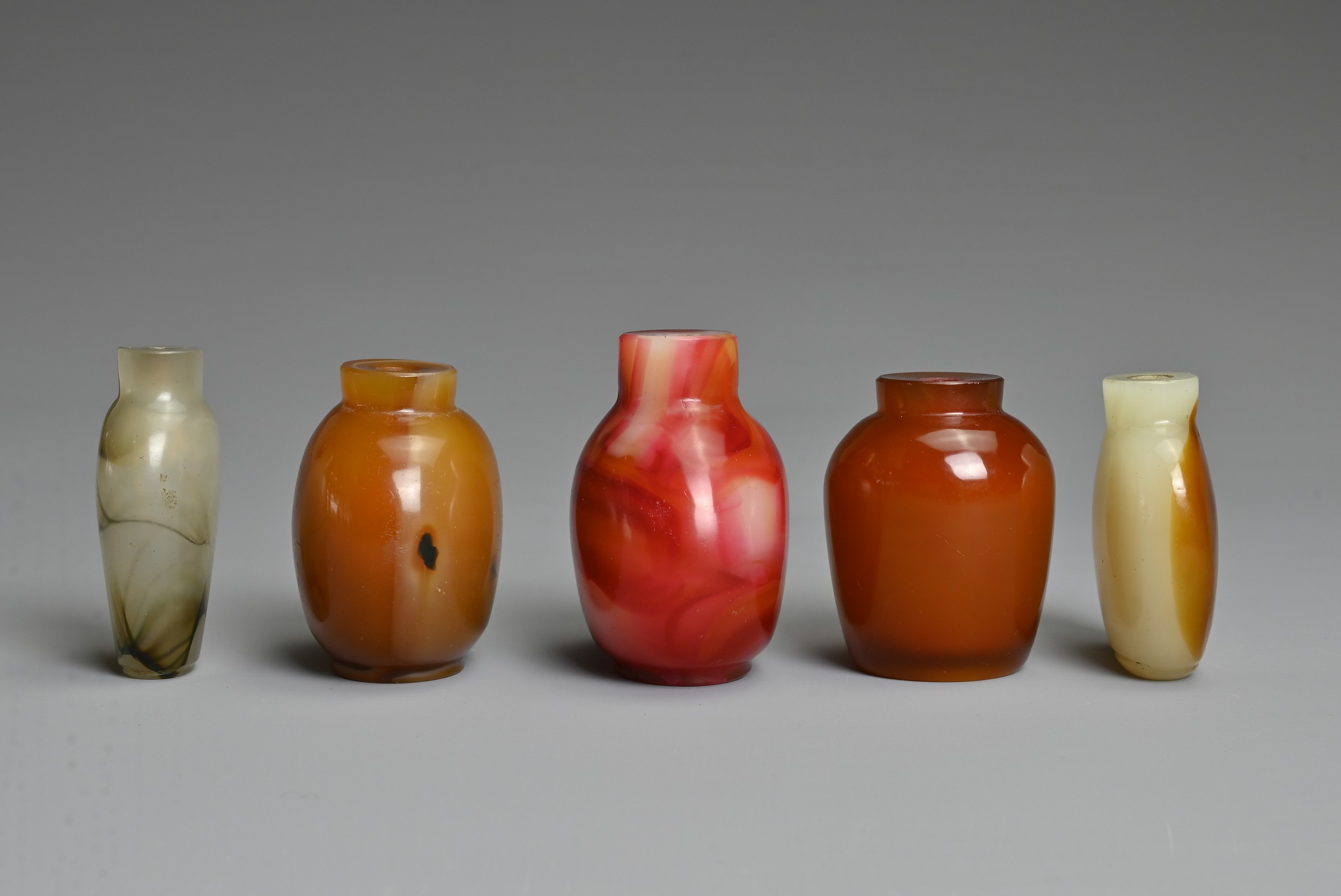 FIVE CHINESE GLASS SNUFF BOTTLES. Each of varied coloured glass of different forms. Approx. 5. - Image 2 of 5