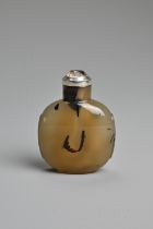 A CHINESE AGATE SNUFF BOTTLE, 19/20TH CENTURY. Flattened body with rectangular handles in relief.