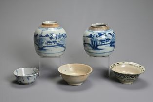 A GROUP OF CHINESE PORCELAIN ITEMS, MING DYNASTY AND LATER. To include two blue and white