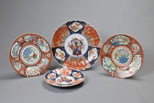 TWO JAPANESE IMARI SCALLOPED CIRCULAR DISHES AND A PAIR OF PLATES, 19TH CENTURY. The dishes
