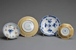 FOUR CHINESE CAFE AU LAIT GROUND BLUE AND WHITE AND FAMILLE VERTE PORCELAIN ITEMS, KANGXI PERIOD. To