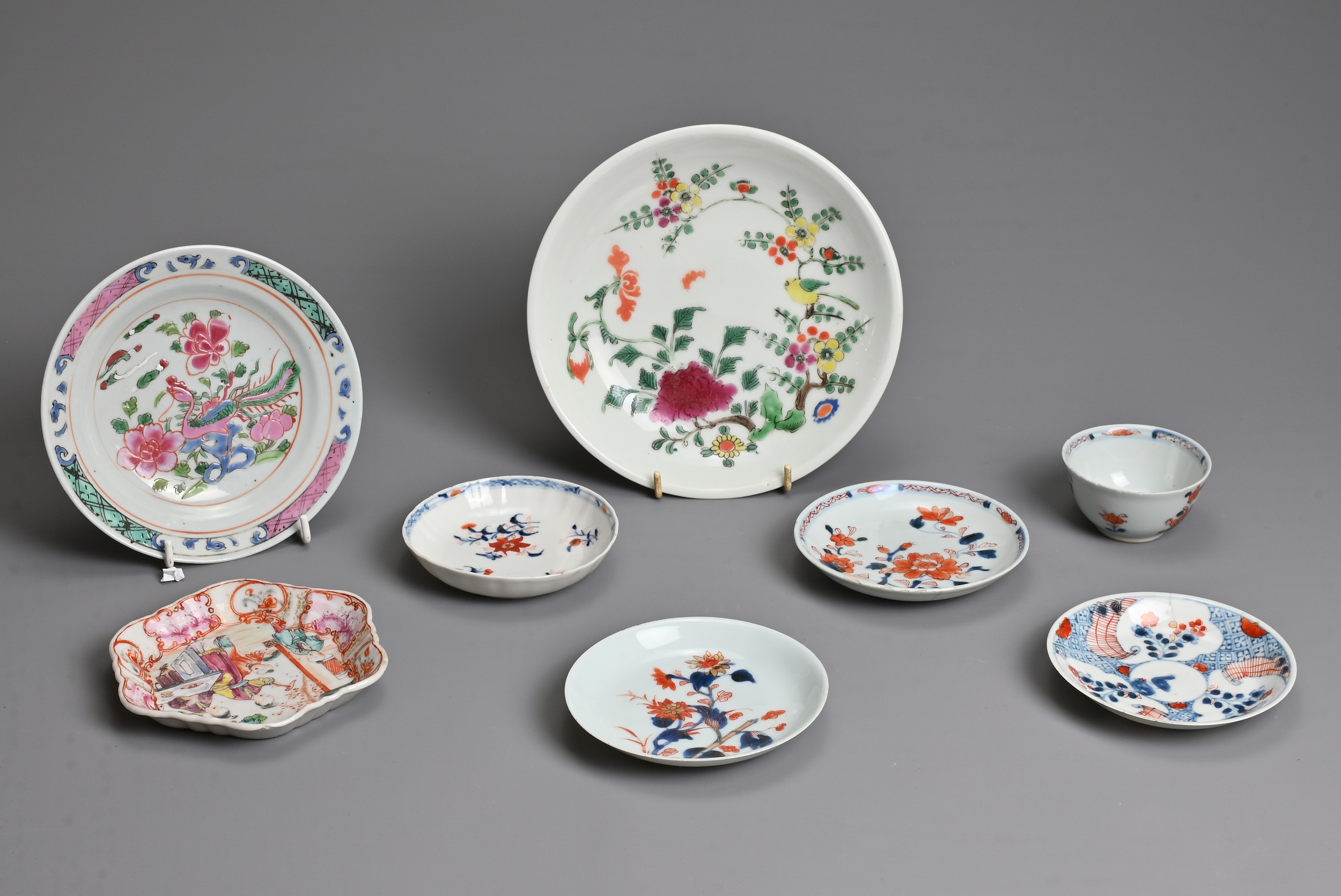 A GROUP OF CHINESE PORCELAIN ITEMS, 18TH CENTURY AND LATER. To include a Chinese Imari cup and