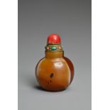 A LARGE CHINESE GLASS IMITATION AGATE SNUFF BOTTLE. With globular body. With a metal stopper