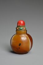 A LARGE CHINESE GLASS IMITATION AGATE SNUFF BOTTLE. With globular body. With a metal stopper