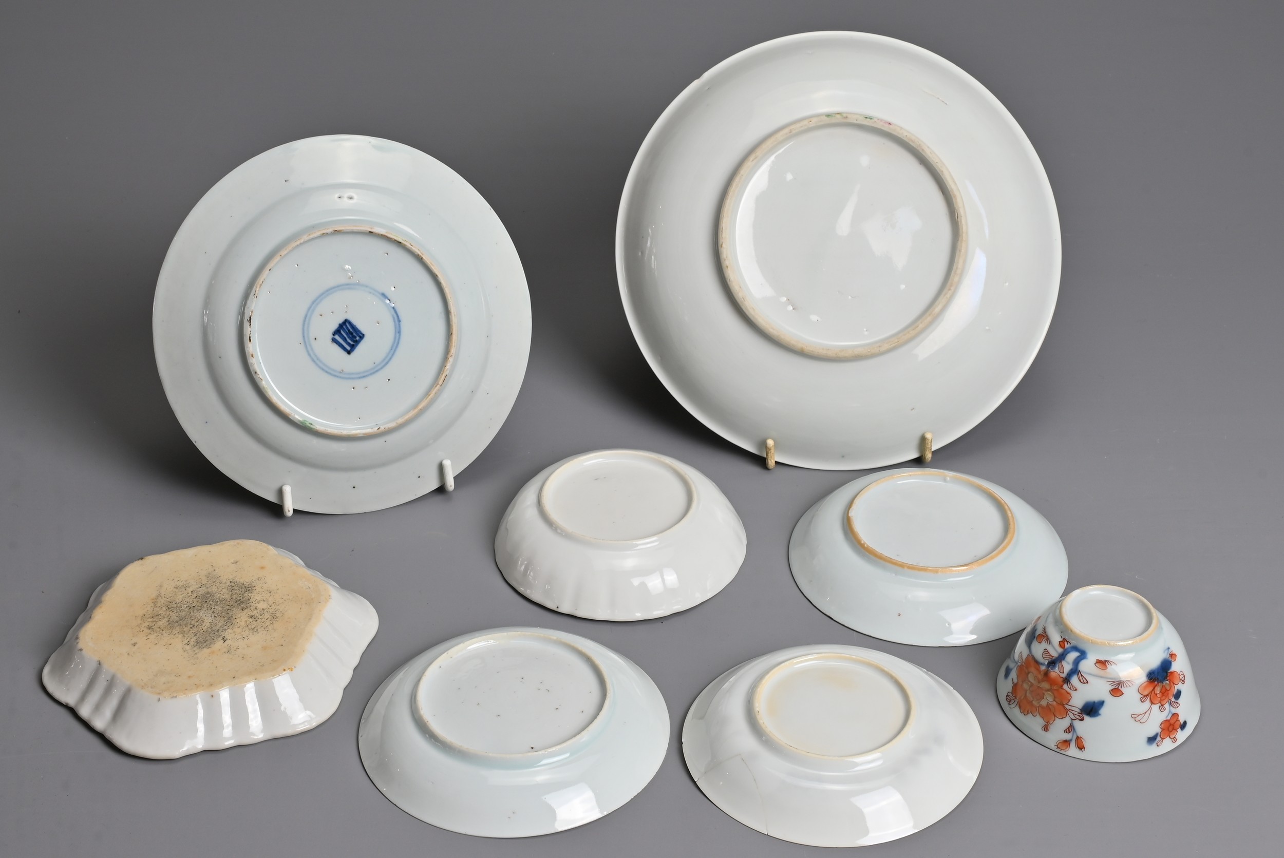 A GROUP OF CHINESE PORCELAIN ITEMS, 18TH CENTURY AND LATER. To include a Chinese Imari cup and - Image 5 of 5