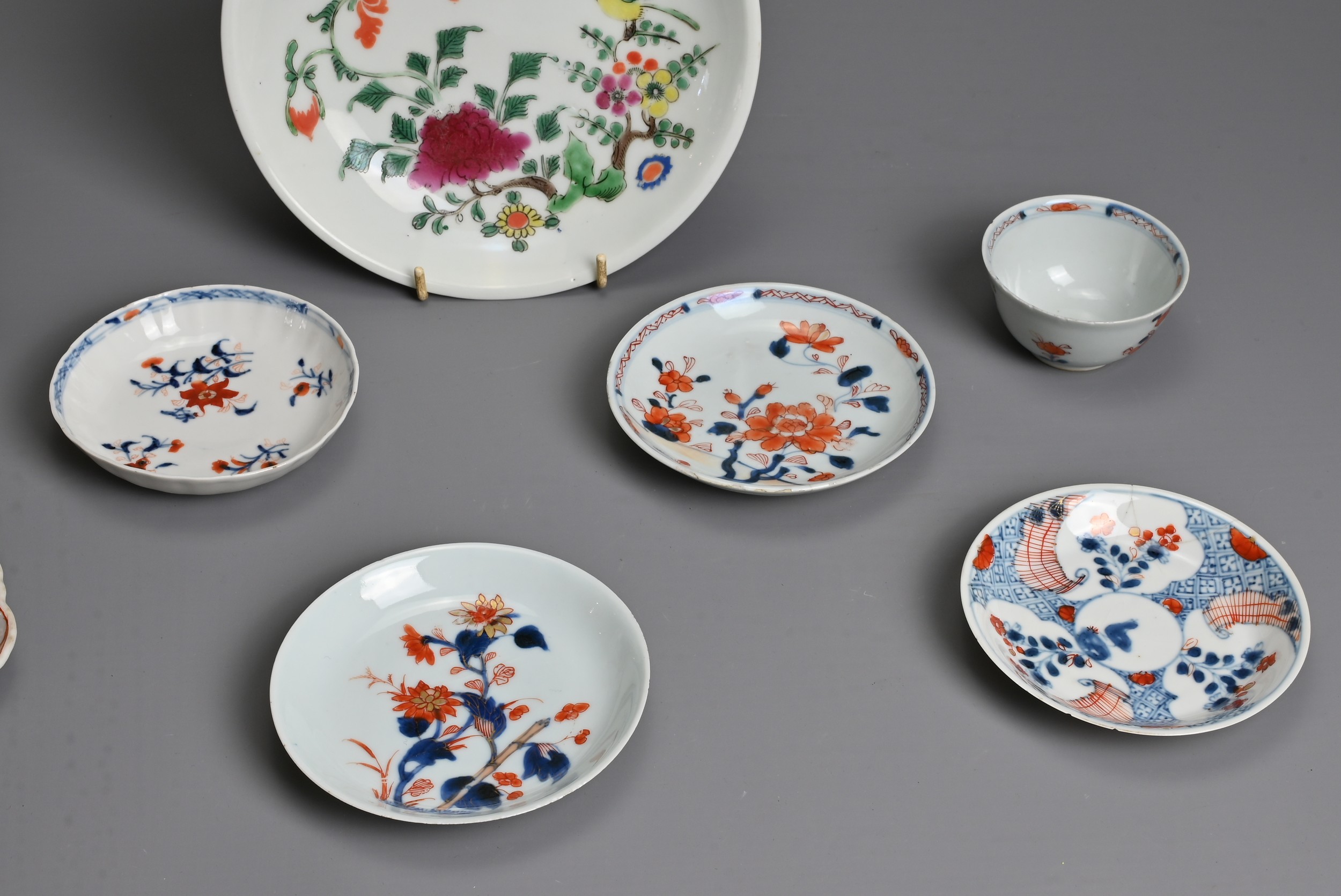 A GROUP OF CHINESE PORCELAIN ITEMS, 18TH CENTURY AND LATER. To include a Chinese Imari cup and - Image 3 of 5