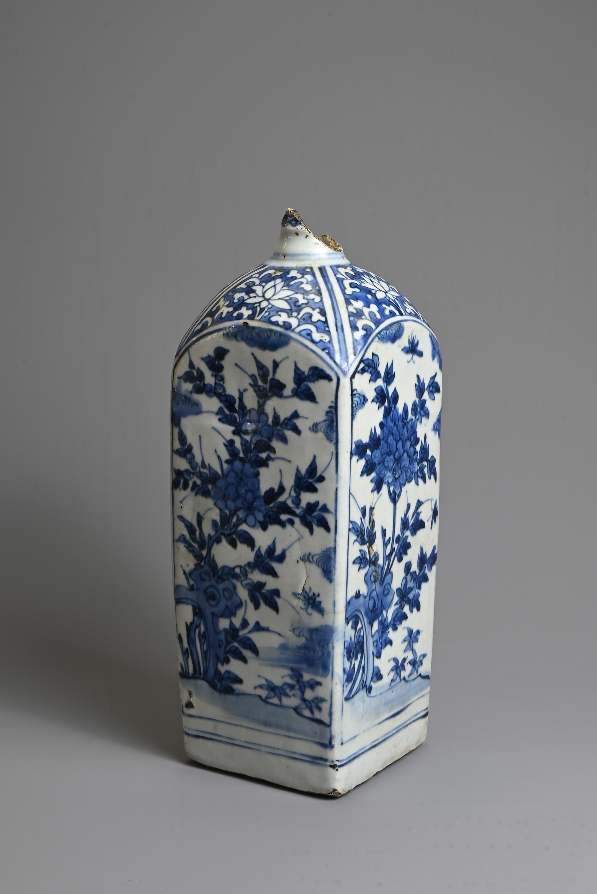 A CHINESE BLUE AND WHITE PORCELAIN BOTTLE, 16/17TH CENTURY. Of square form decorated with insects - Bild 2 aus 7