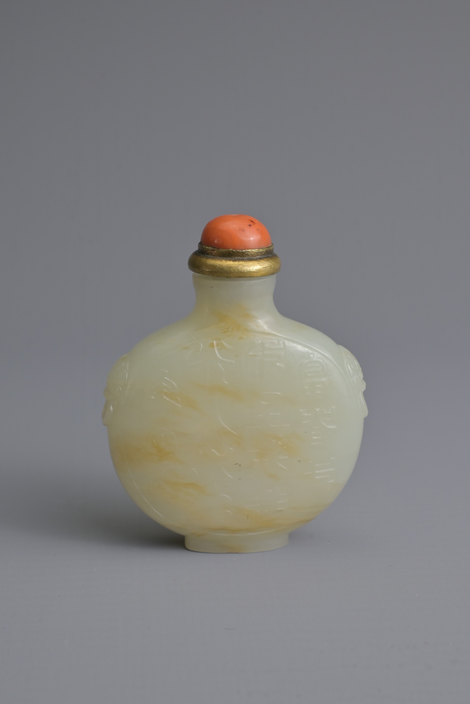 A CHINESE PALE CELADON JADE SNUFF BOTTLE, 19/20TH CENTURY. Of flattened globular form carved in - Image 4 of 27