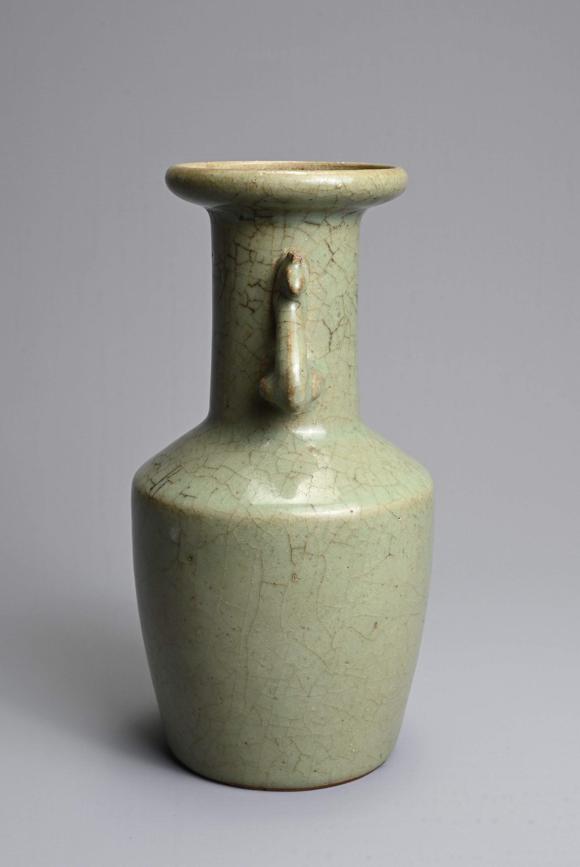 A CHINESE LONGQUAN CELADON GLAZED MALLET VASE, SONG/YUAN DYNASTY. Mallet shaped vase with flared rim - Image 2 of 9