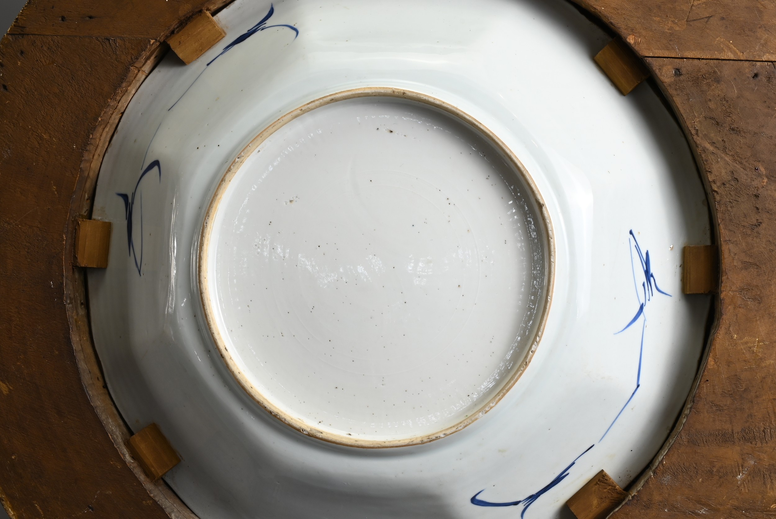 A LARGE CHINESE BLUE AND WHITE PORCELAIN DISH, 18TH CENTURY. The dish with octagonal lobbed sides - Image 6 of 8