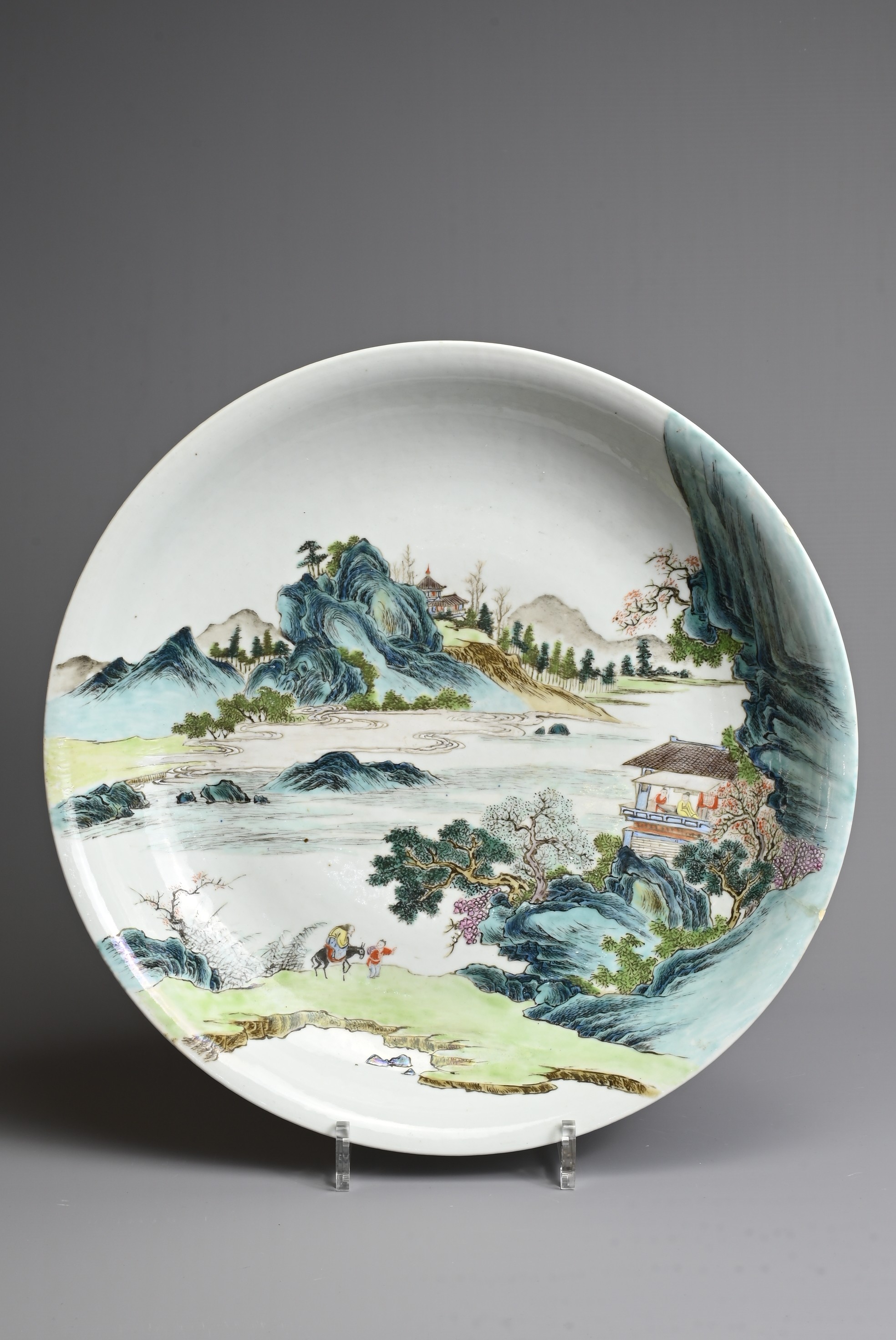 A LARGE CHINESE QIANJIANG CAI PORCELAIN DEEP DISH, EARLY 20TH CENTURY. Decorated to the interior