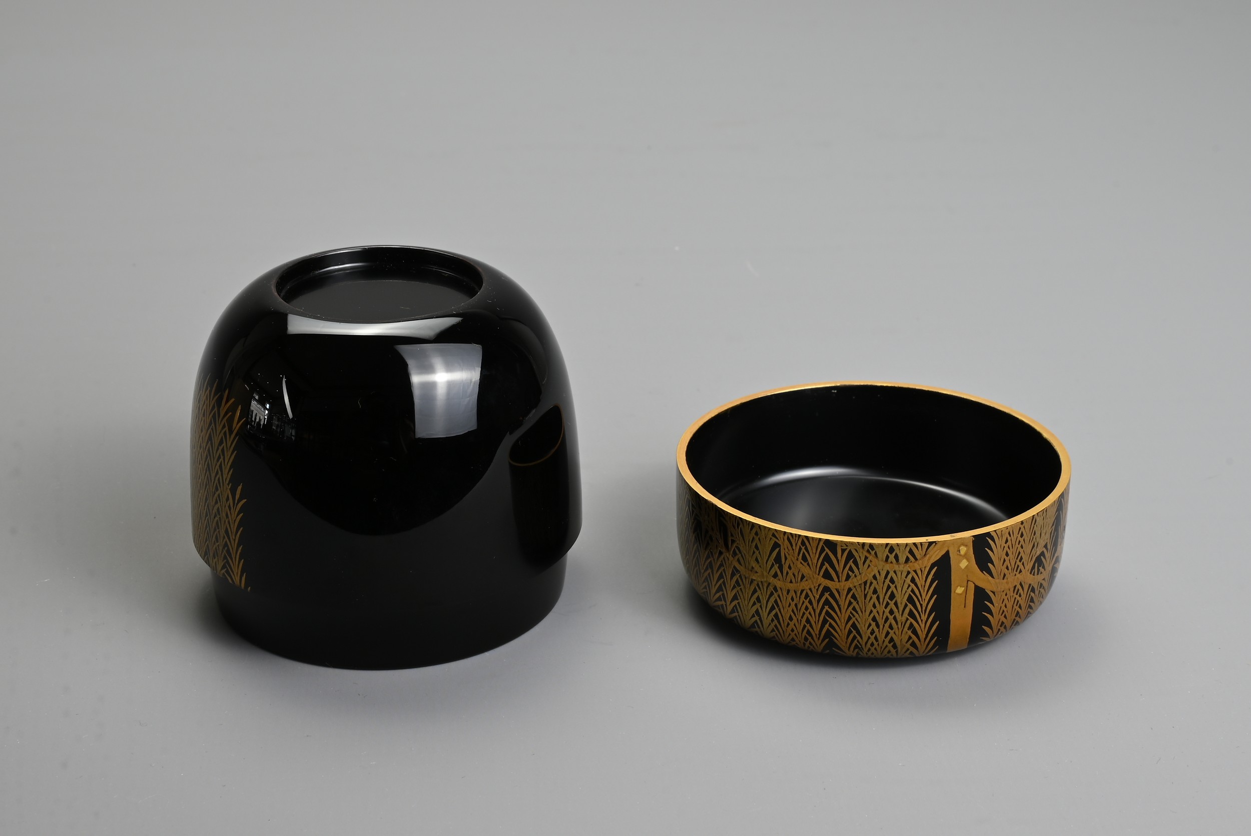 A CONTEMPORARY JAPANESE BLACK LACQUER AND GOLD TEA CADDY. Decorated by Nakamura Muneyuki with gold - Image 5 of 5