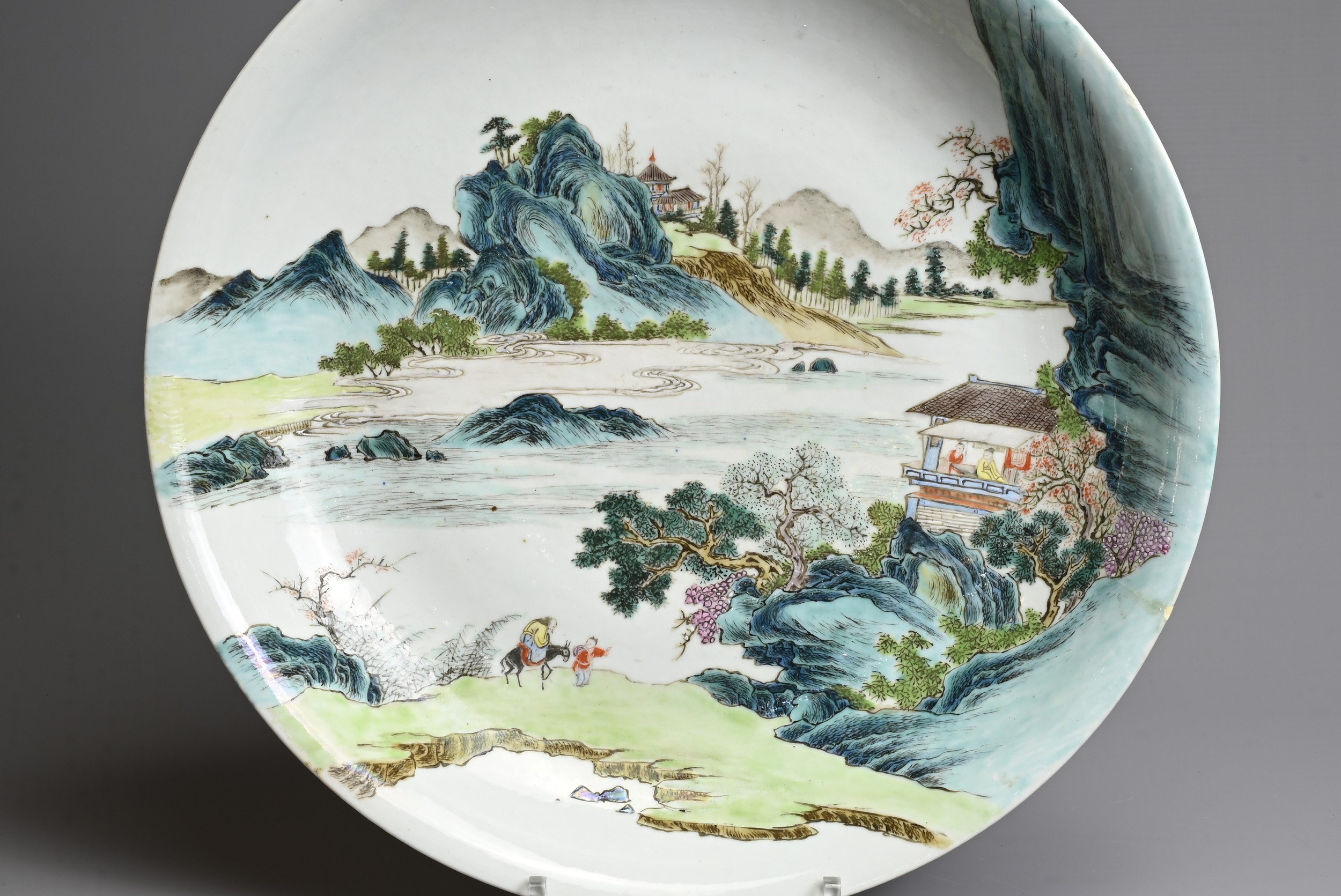 A LARGE CHINESE QIANJIANG CAI PORCELAIN DEEP DISH, EARLY 20TH CENTURY. Decorated to the interior - Image 2 of 6