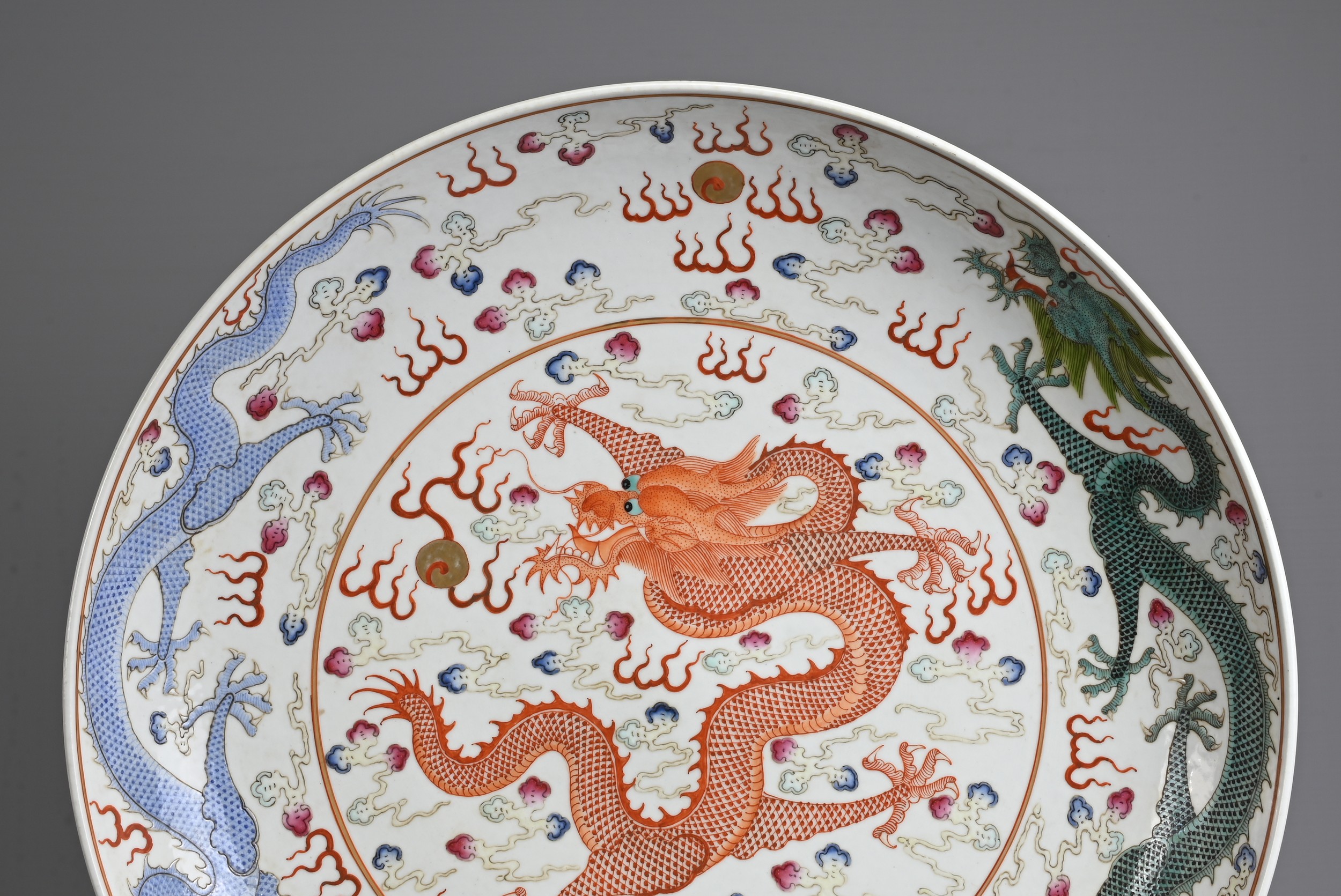 A LARGE CHINESE FAMILLE ROSE PORCELAIN DRAGON DISH, 19/20TH CENTURY. With deep rounded sides - Image 2 of 10