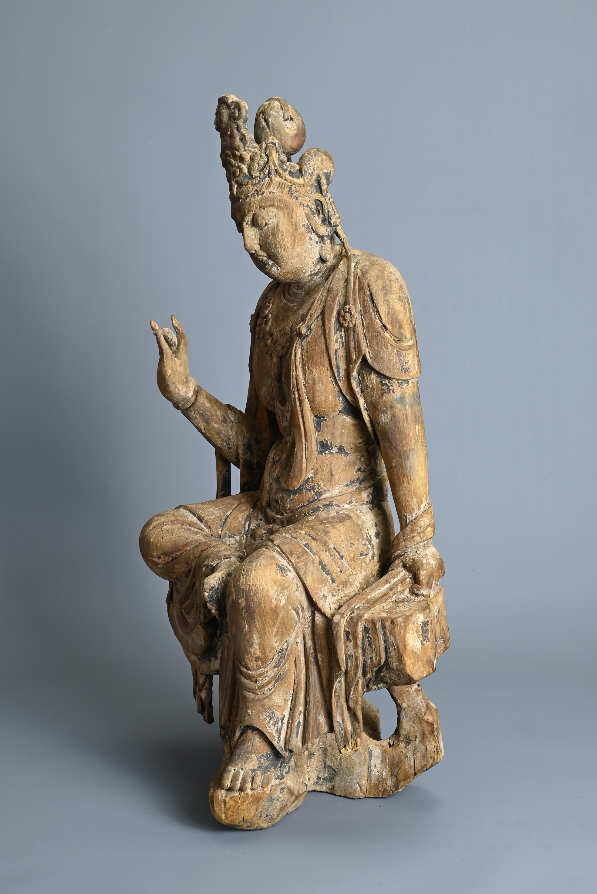 A FINE CHINESE PAINTED WOOD FIGURE OF GUANYIN, MING DYNASTY. Seated on an openwork pedestal with - Image 4 of 29