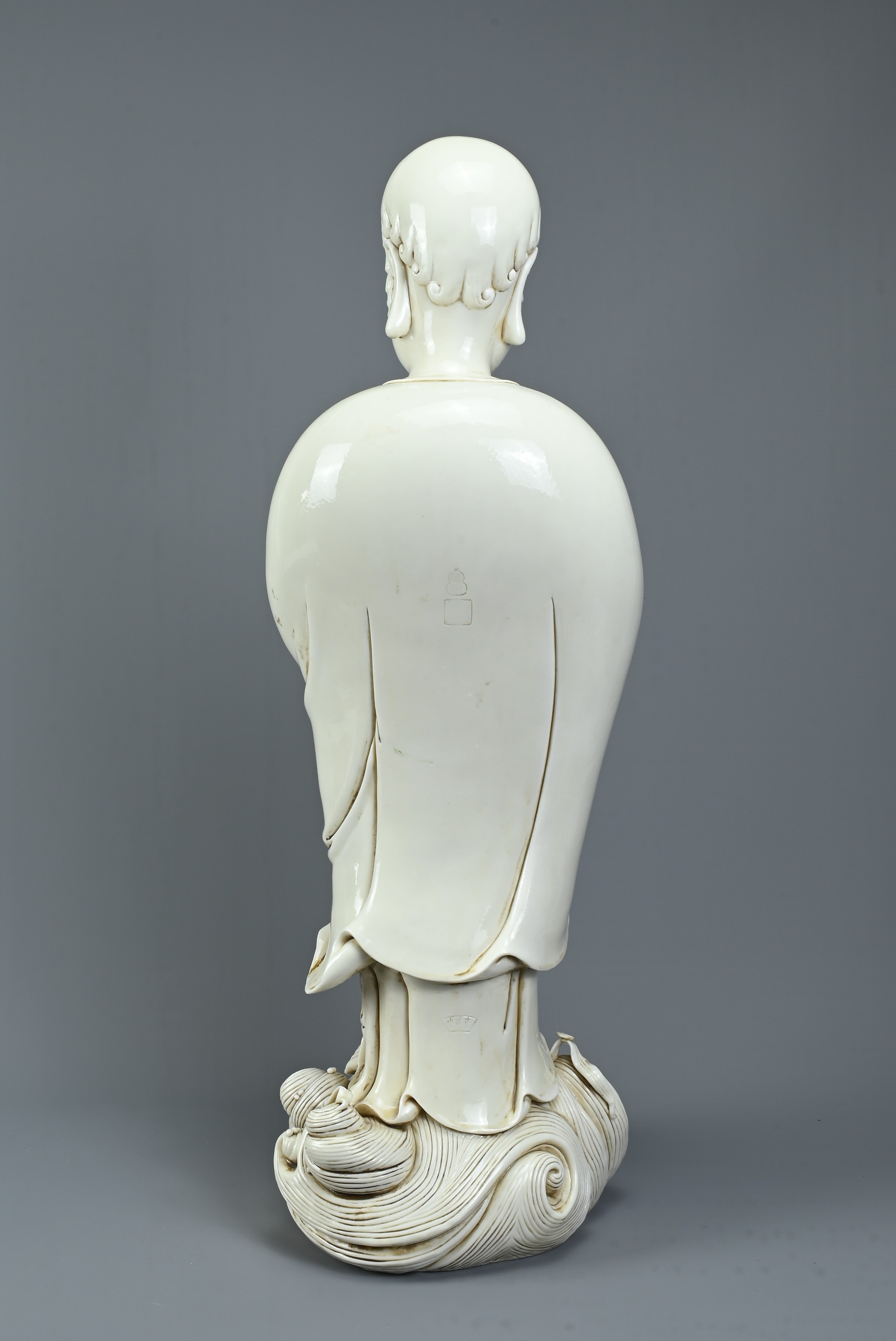 A LARGE CHINESE BLANC DE CHINE PORCELAIN FIGURE OF DAMO, 20TH CENTURY. Dressed in robes with hands - Image 4 of 7