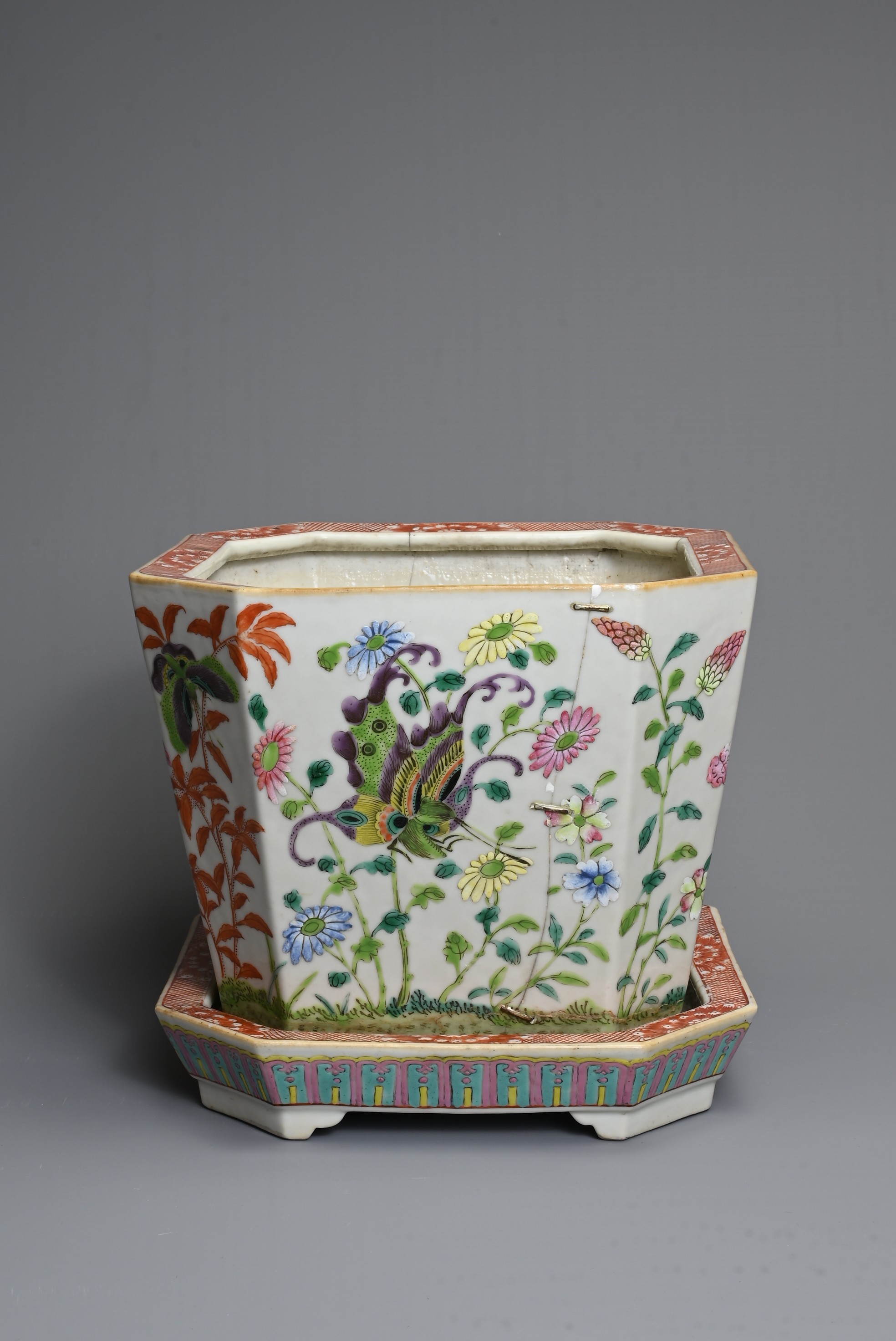 A CHINESE FAMILLE ROSE OCTAGONAL PORCELAIN JARDINIERE AND TRAY, CIRCA 1900. The planter on four feet - Image 2 of 6