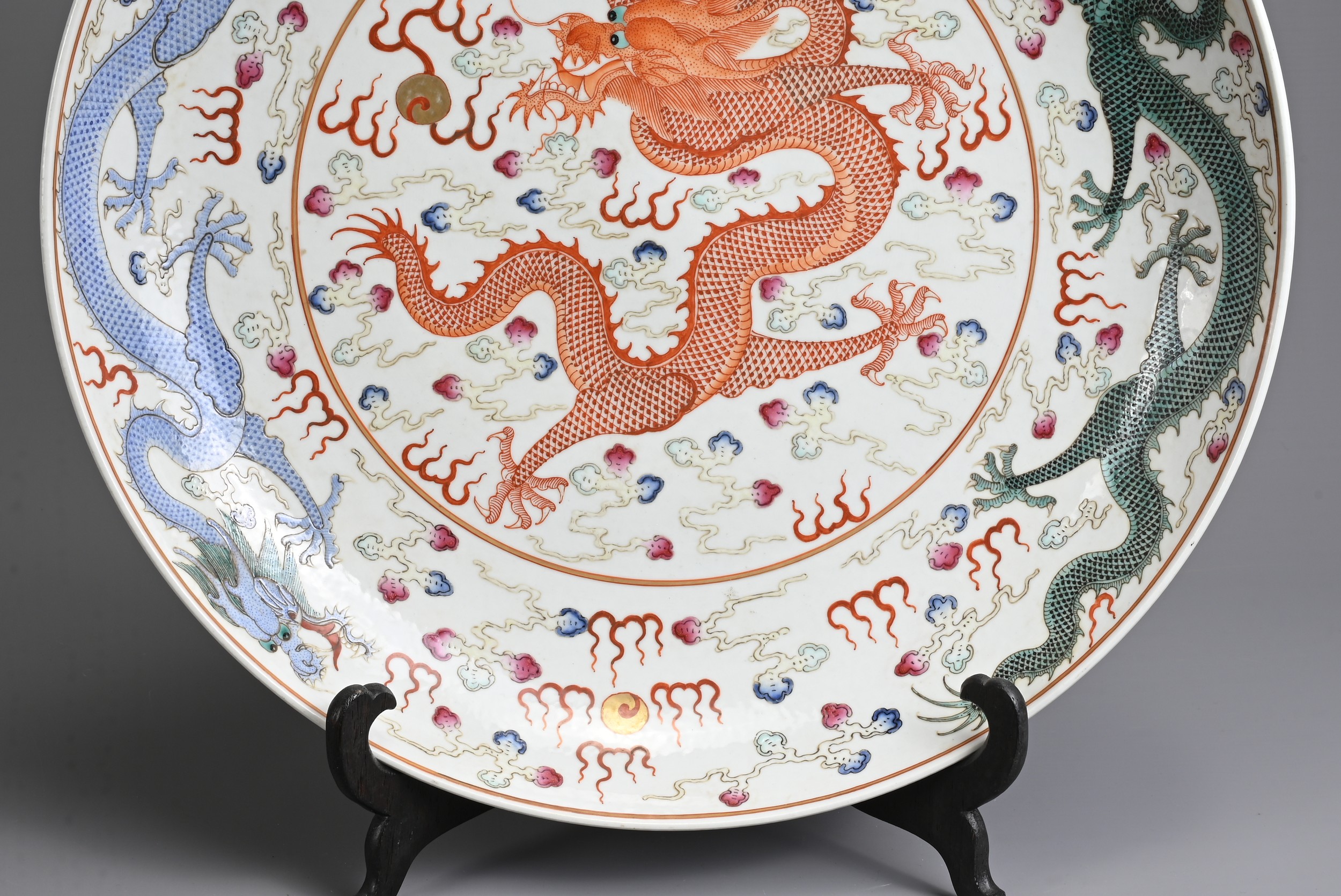 A LARGE CHINESE FAMILLE ROSE PORCELAIN DRAGON DISH, 19/20TH CENTURY. With deep rounded sides - Image 4 of 10