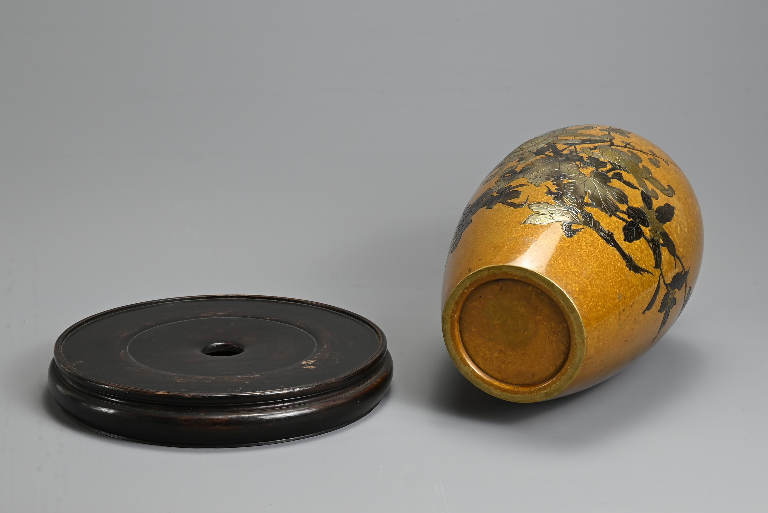 AN EARLY 20TH CENTURY JAPANESE PATINATED BRONZE OVIFORM VASE ON A TURNED WOODEN STAND. The vase - Image 6 of 6