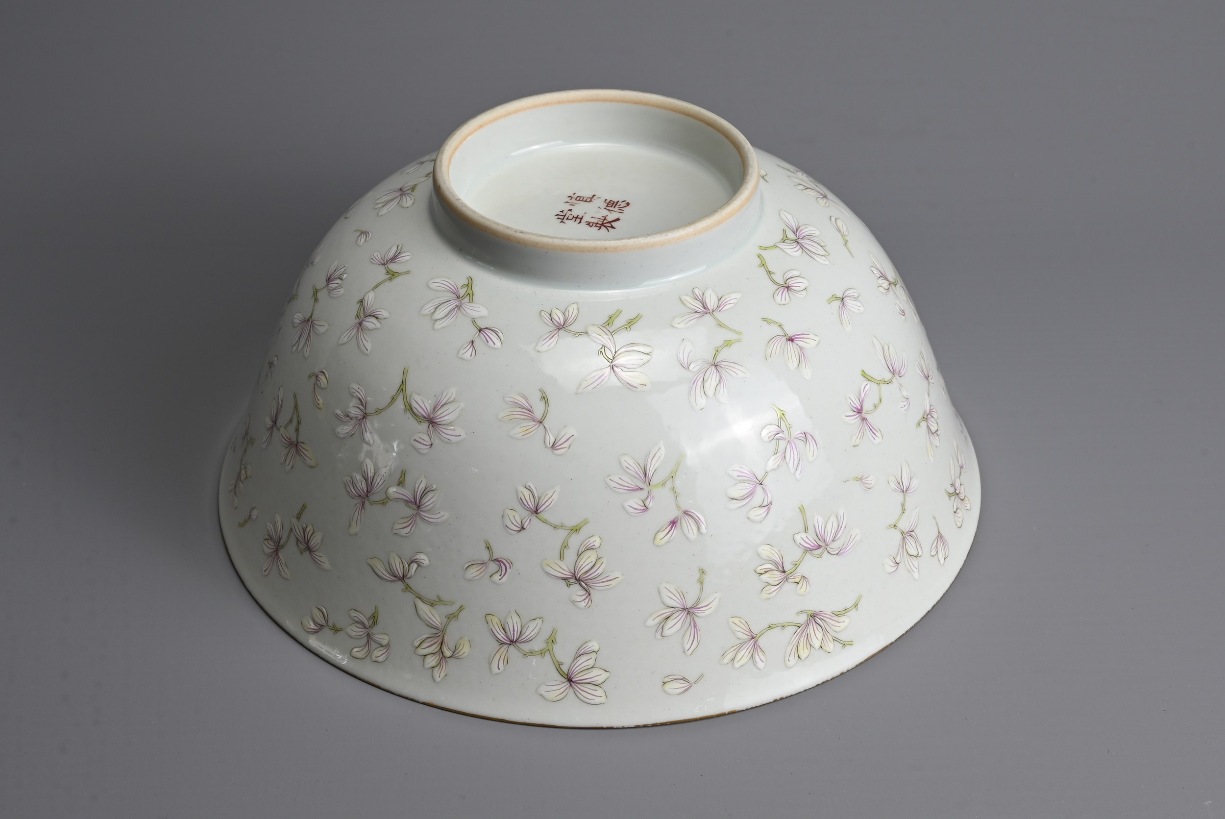 A CHINESE ENAMELLED PORCELAIN BOWL, SHENDE TANG ZHI, 19TH CENTURY. Finely potted with rounded - Bild 6 aus 8