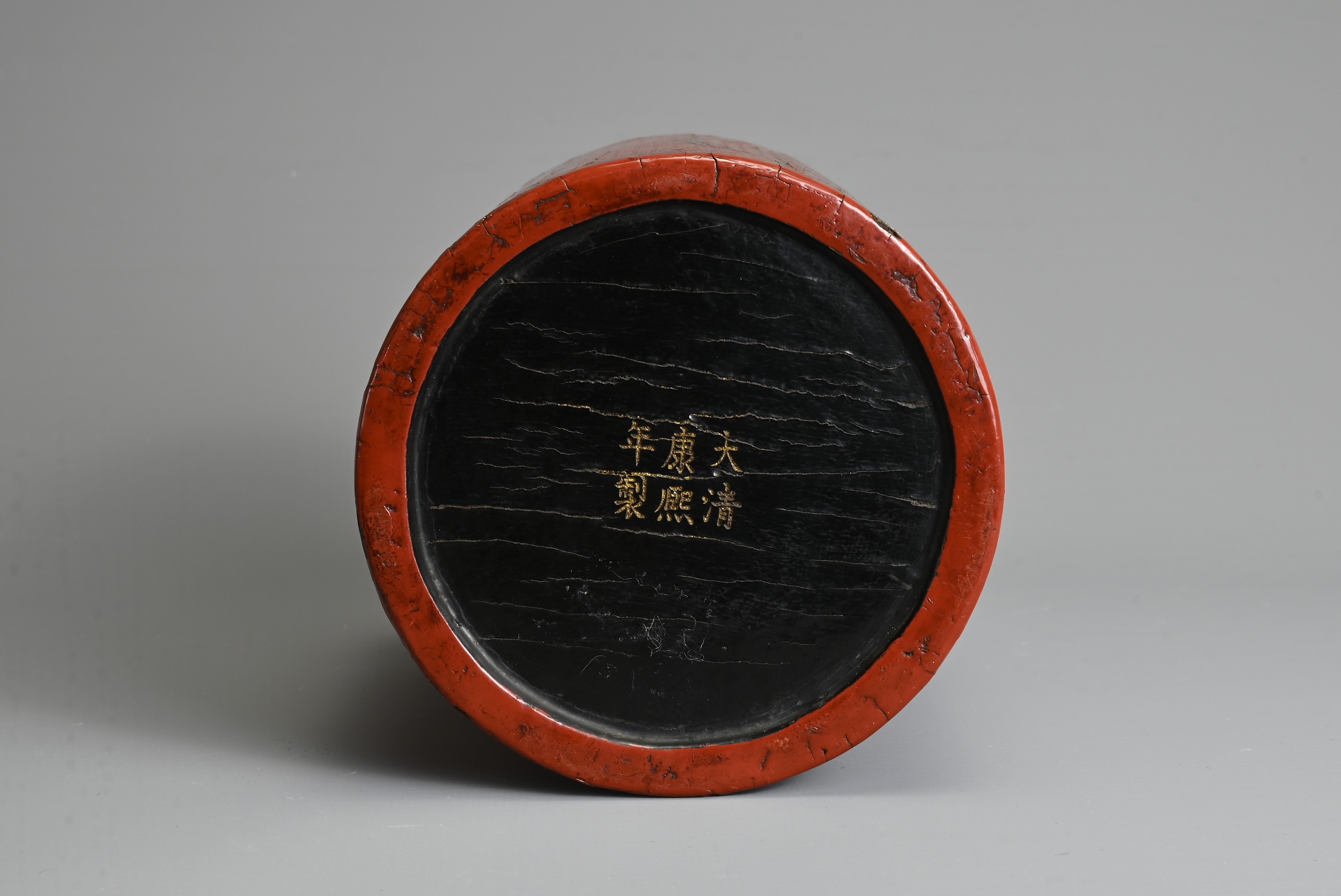 A CHINESE QIANJIN AND TIANQI LACQUER BRUSH POT, BITONG, KANGXI PERIOD. Of cylindrical form with - Image 7 of 9