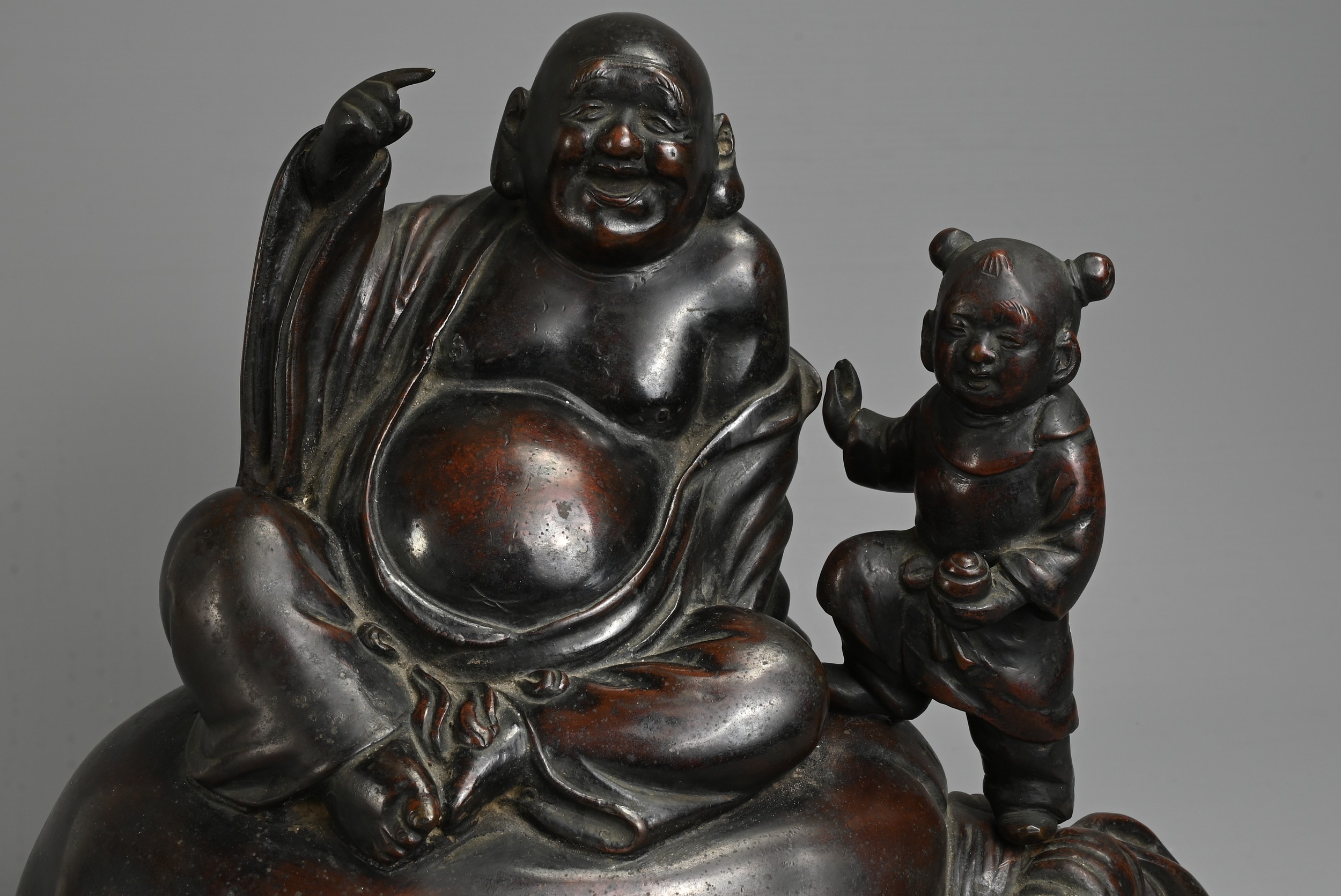 A JAPANESE LATE MEIJI PERIOD (1868-1912) BRONZE OKIMONO OF HOTEI AND KARAKO BY HONMA TAKUSEI III ( - Image 2 of 5