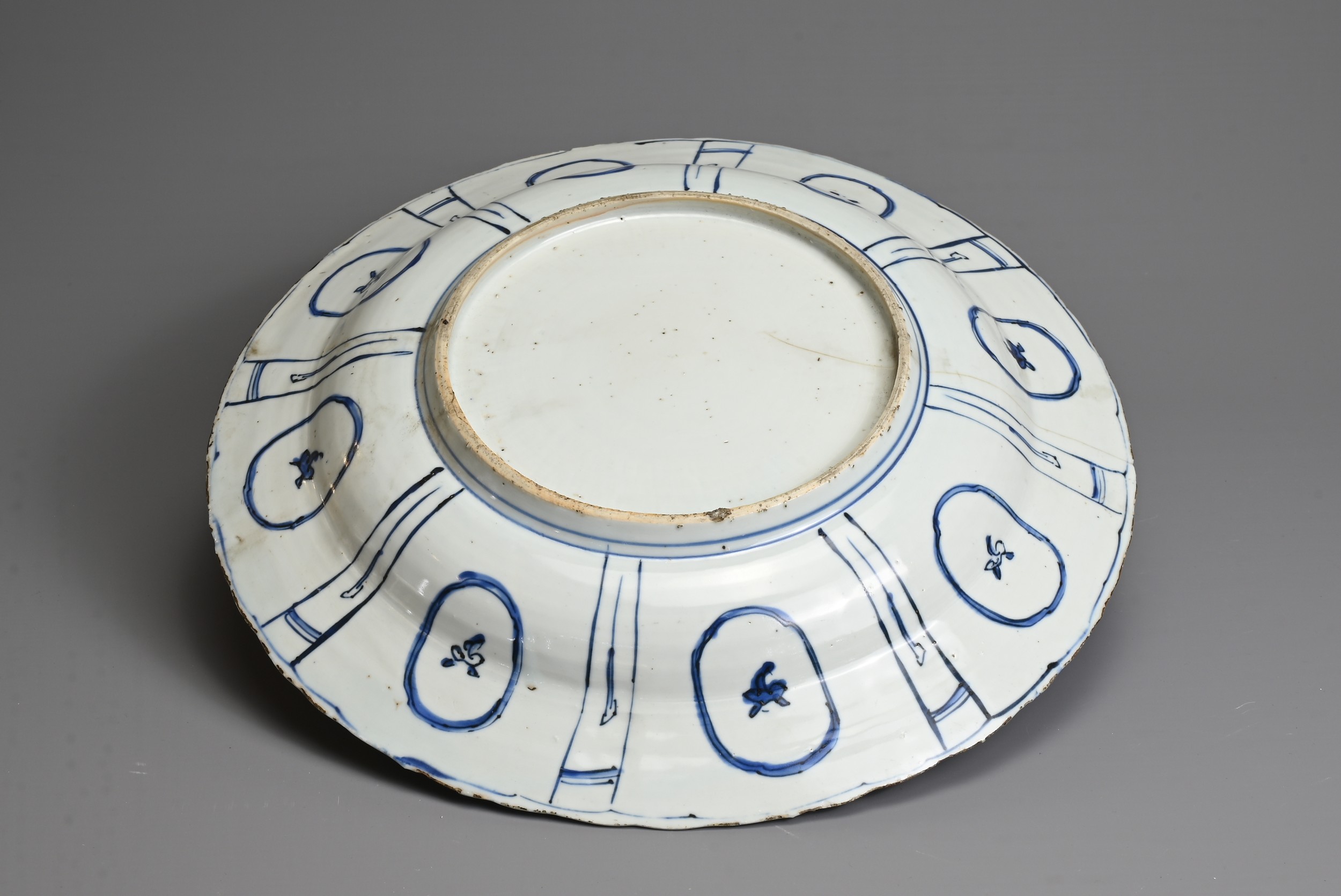 A CHINESE BLUE AND WHITE PORCELAIN KRAAK DISH, MING DYNASTY. Decorated with ducks at a lotus pond - Image 3 of 6