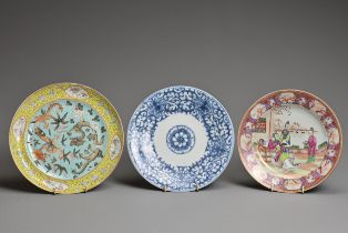 THREE CHINESE PORCELAIN DISHES, 18/19TH CENTURY. To include a famille rose dish decorated with