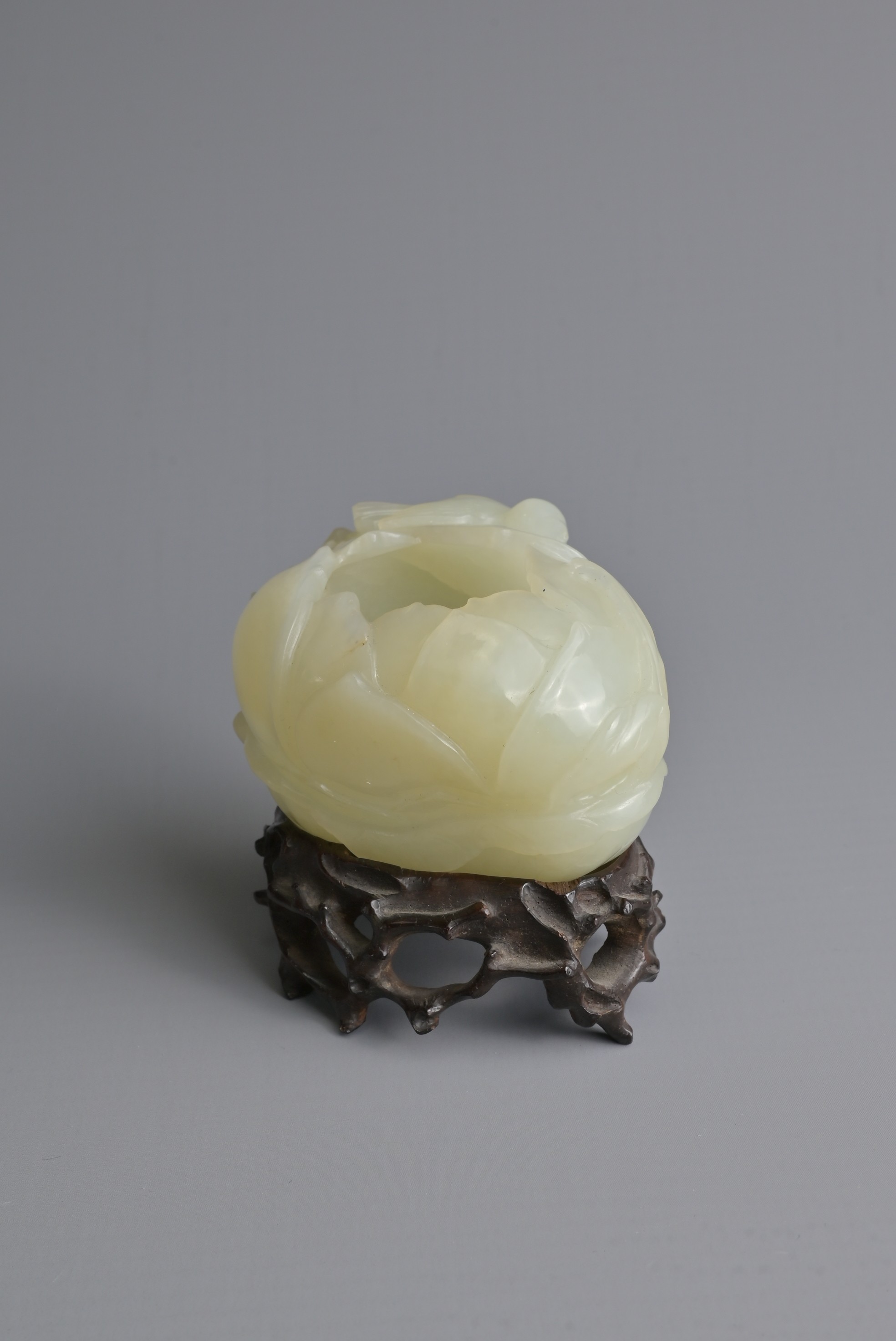 A CHINESE PALE CELADON JADE BRUSH WASHER ON WOODEN STAND, QING DYNASTY. Carved in the form of a - Image 4 of 29