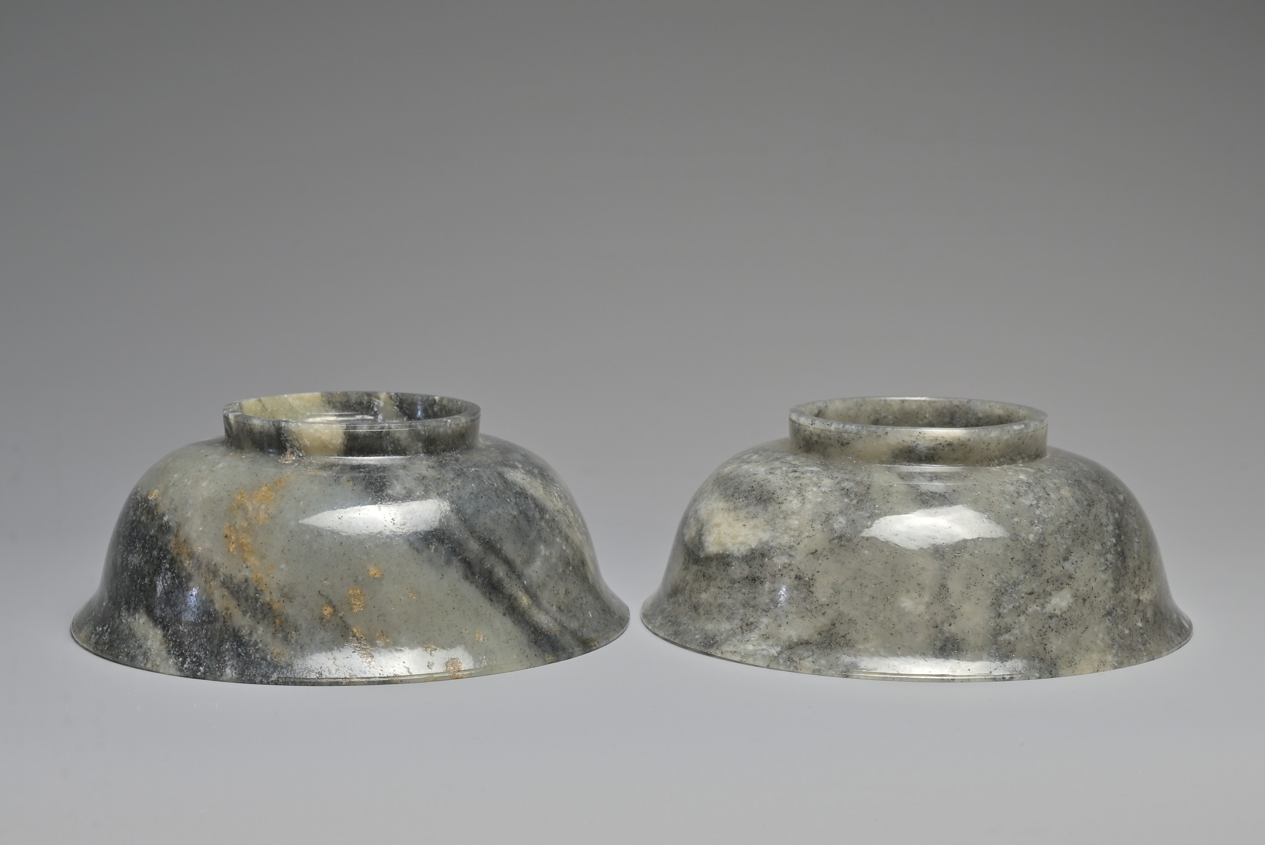 A FINE AND RARE PAIR OF CHINESE BLACK AND WHITE STRIATED NEPHRITE JADE BOWLS, 18/19TH CENTURY. - Bild 3 aus 32