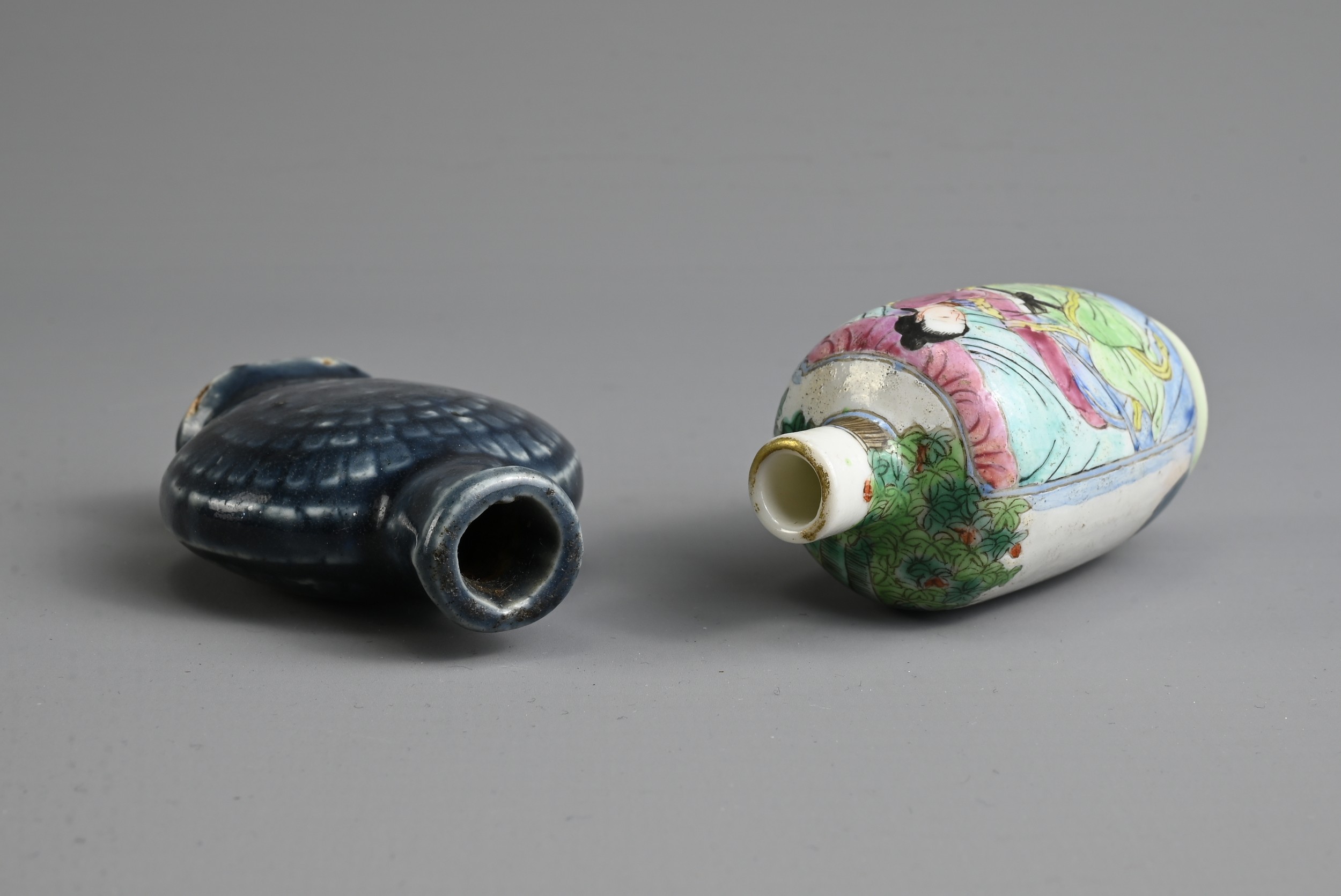 TWO CHINESE PORCELAIN SNUFF BOTTLES, LATE QING DYNASTY. To include an ovoid bottle with - Image 7 of 7