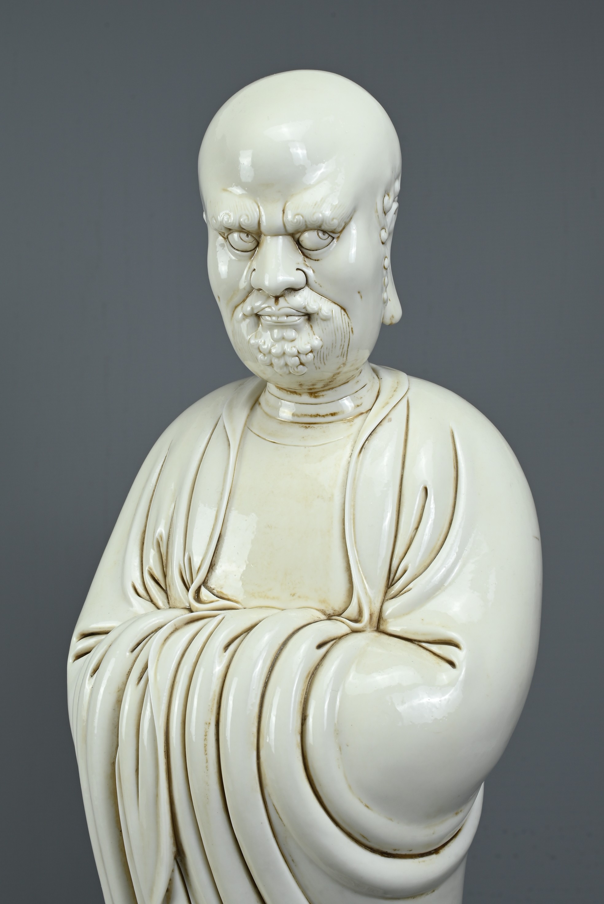 A LARGE CHINESE BLANC DE CHINE PORCELAIN FIGURE OF DAMO, 20TH CENTURY. Dressed in robes with hands - Image 2 of 7