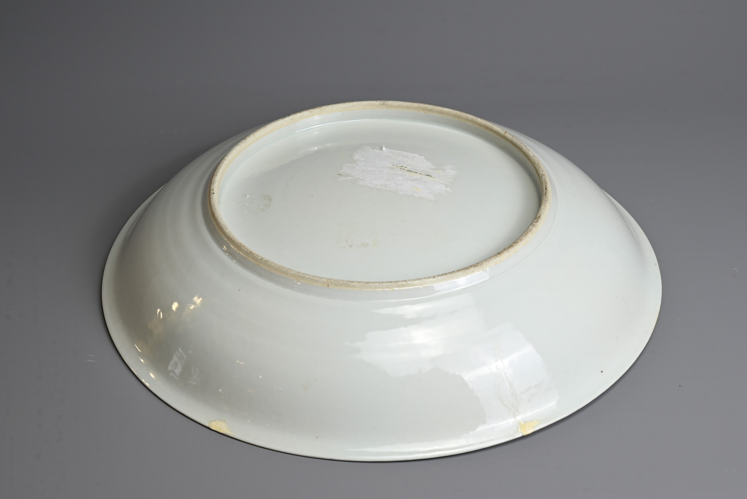 A LARGE CHINESE QIANJIANG CAI PORCELAIN DEEP DISH, EARLY 20TH CENTURY. Decorated to the interior - Image 5 of 6