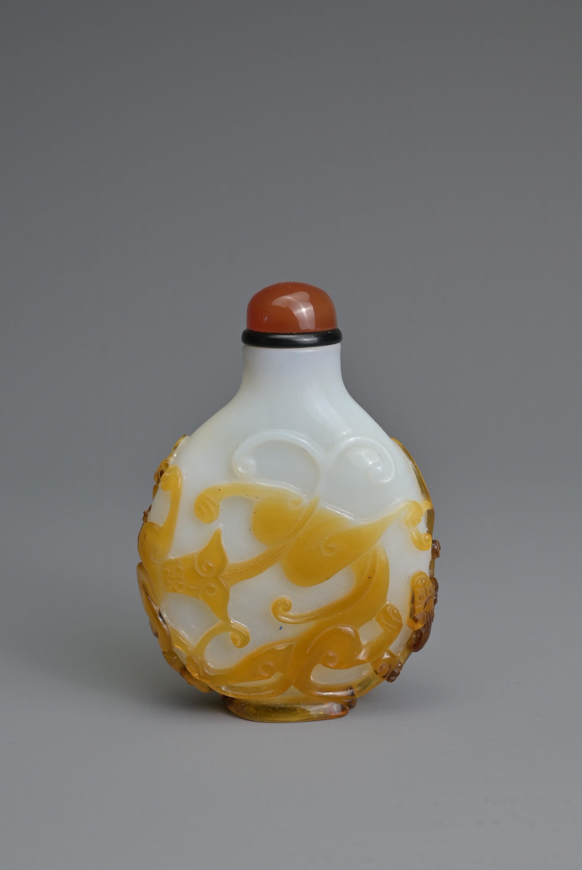 A CHINESE AMBER OVERLAY GLASS SNUFF BOTTLE, QING DYNASTY. Of flattened ovoid form featuring - Bild 2 aus 7