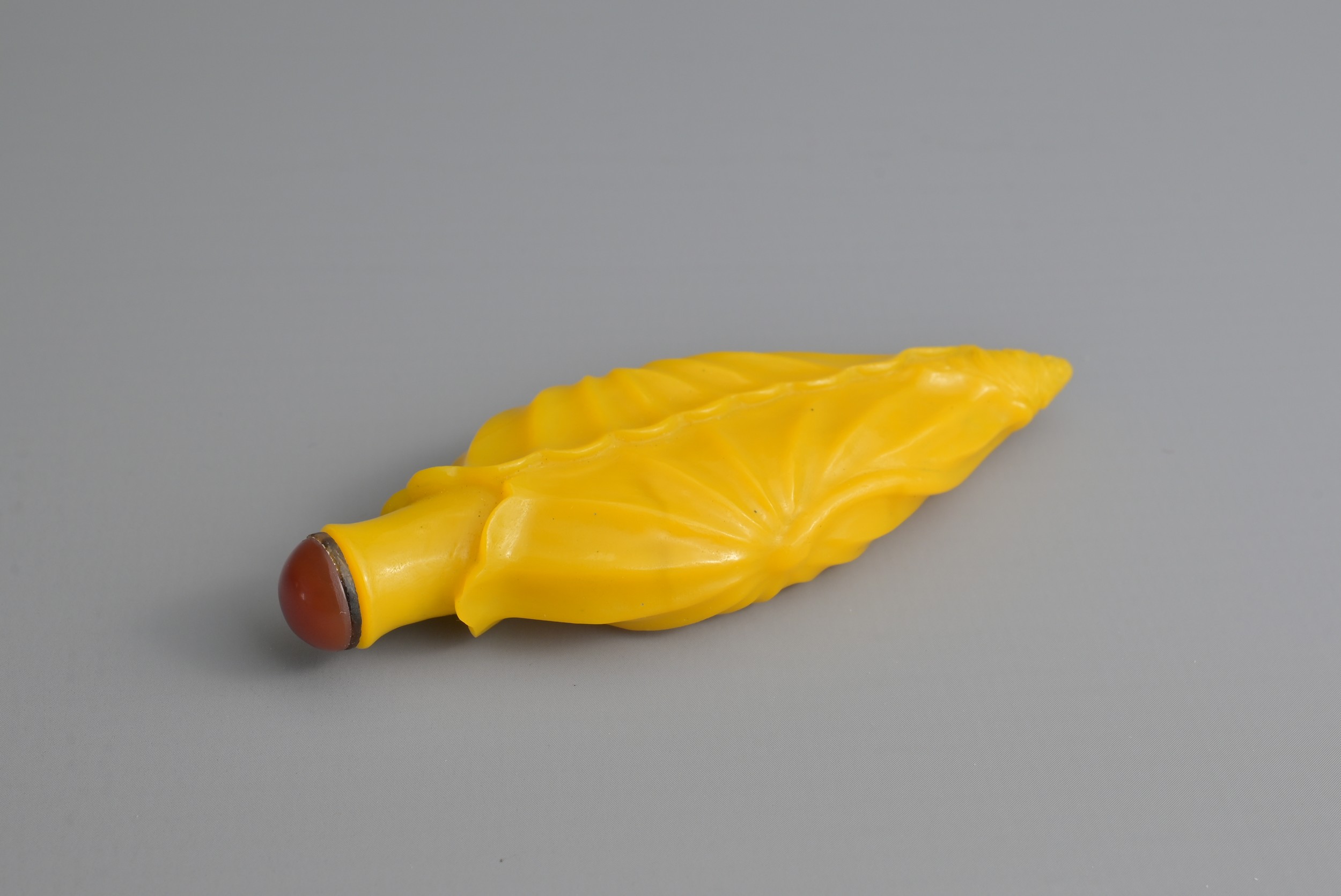 A RARE CHINESE YELLOW PEKING GLASS SNUFF BOTTLE, QING DYNASTY. Of flattened ovoid form with a - Image 6 of 7