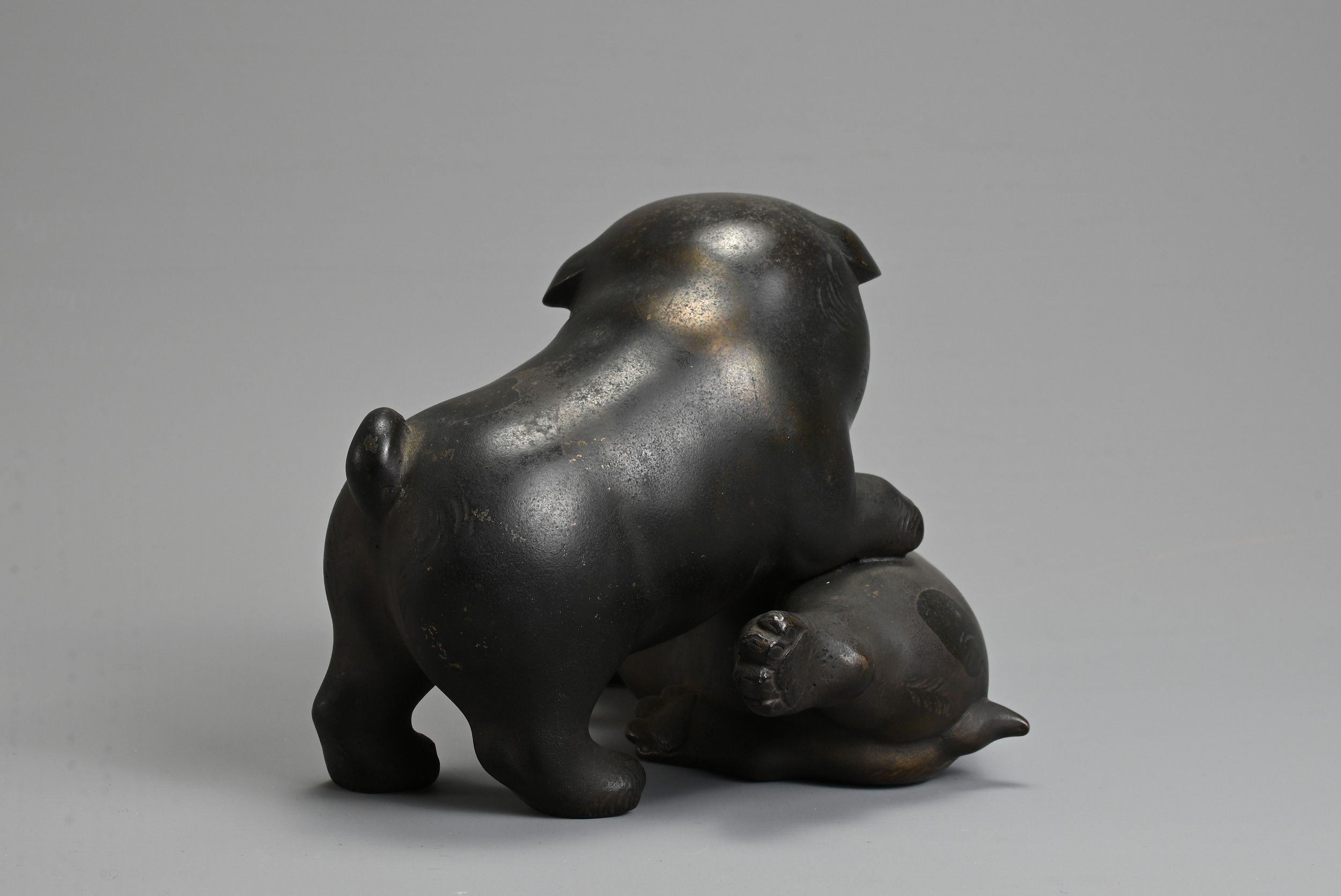 AN EARLY 20TH CENTURY JAPANESE BRONZE OF TWO PUPPIES PLAYING. Signed Tokutani with seal mark to - Image 2 of 7