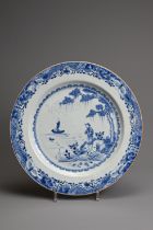 A LARGE CHINESE BLUE AND WHITE EXPORT PORCELAIN PLATE, 18TH CENTURY. Decorated with figure of a