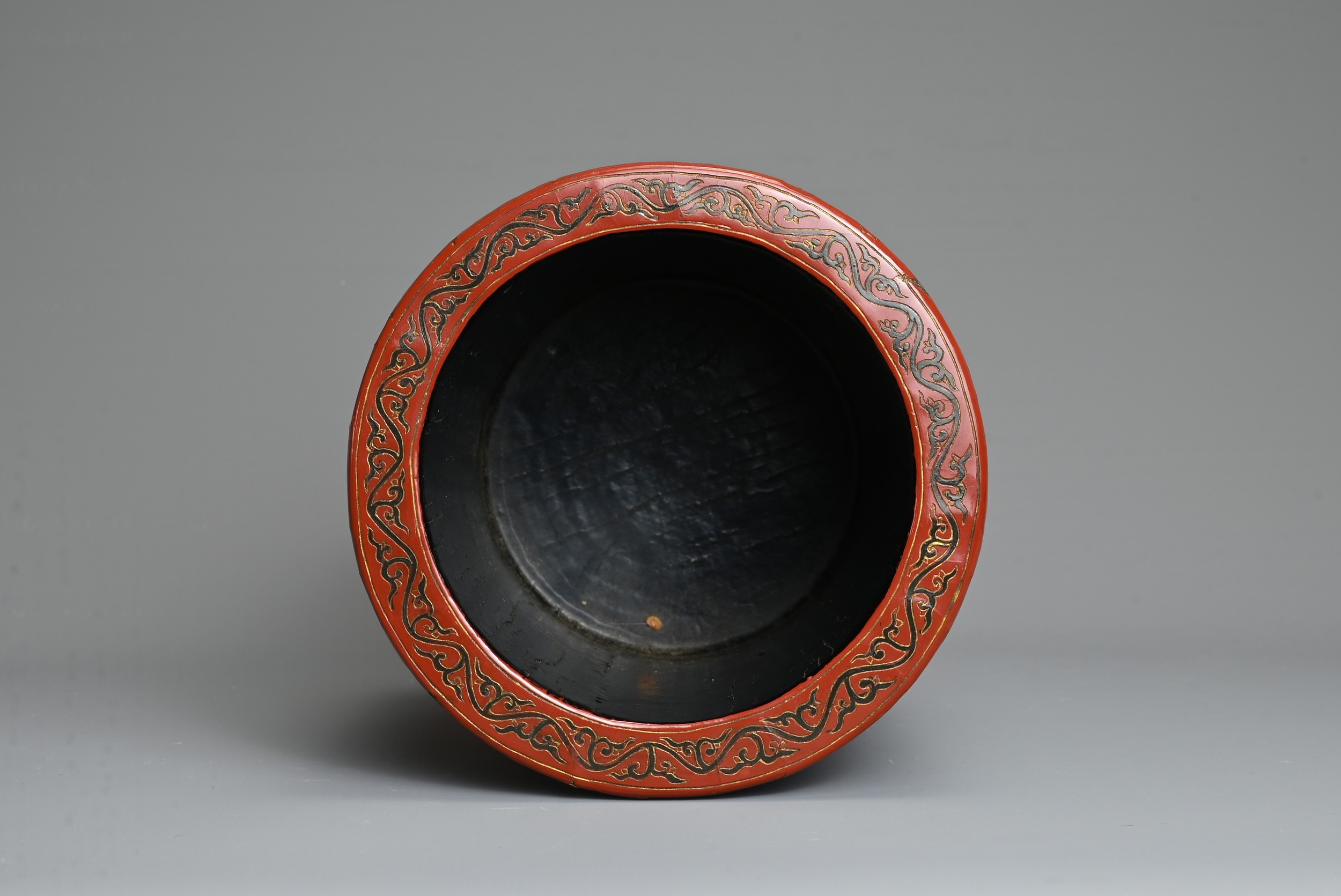 A CHINESE QIANJIN AND TIANQI LACQUER BRUSH POT, BITONG, KANGXI PERIOD. Of cylindrical form with - Image 9 of 9