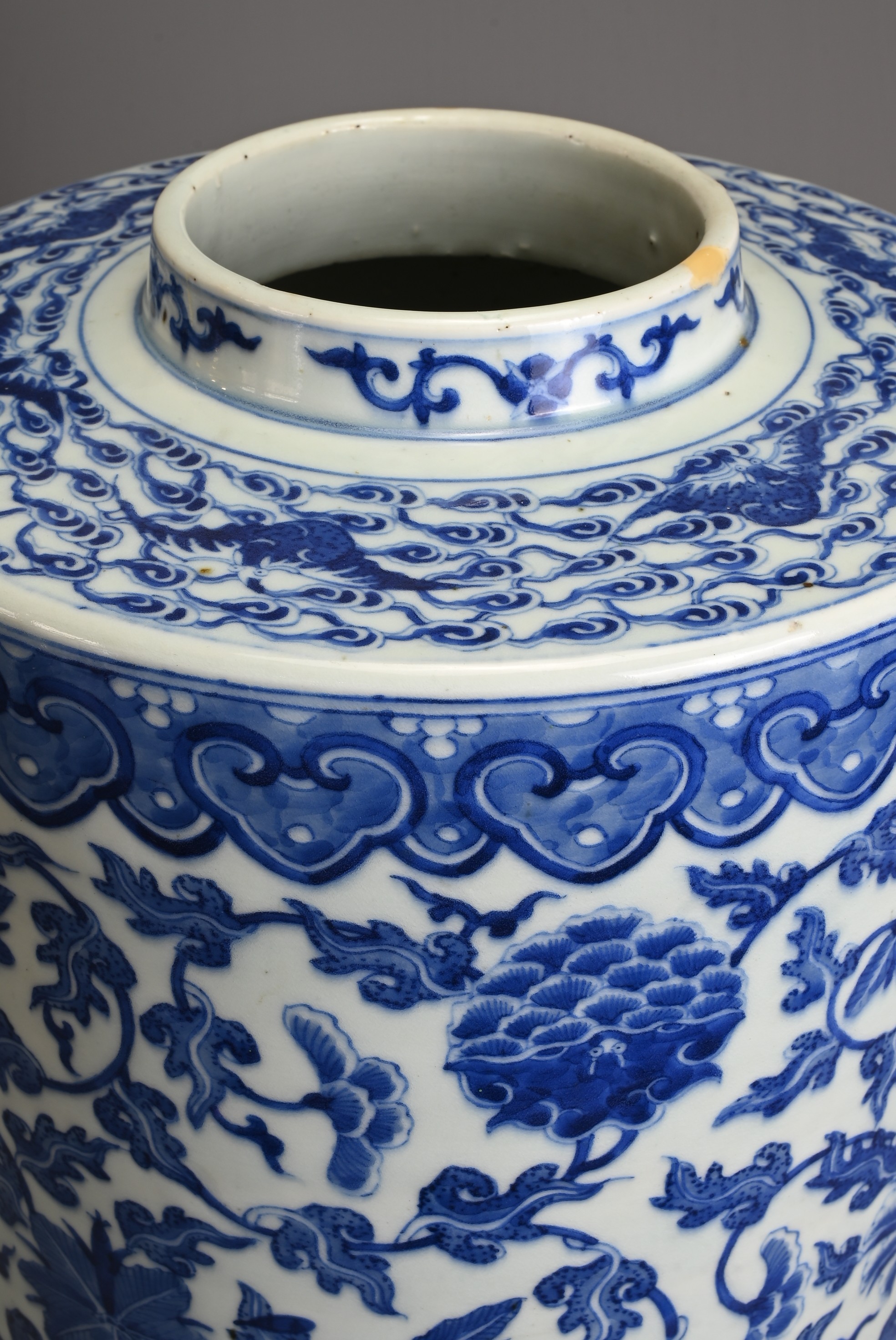 A LARGE CHINESE BLUE AND WHITE PORCELAIN JAR, LATE QING DYNASTY. Heavily potted of cylindrical - Image 9 of 9